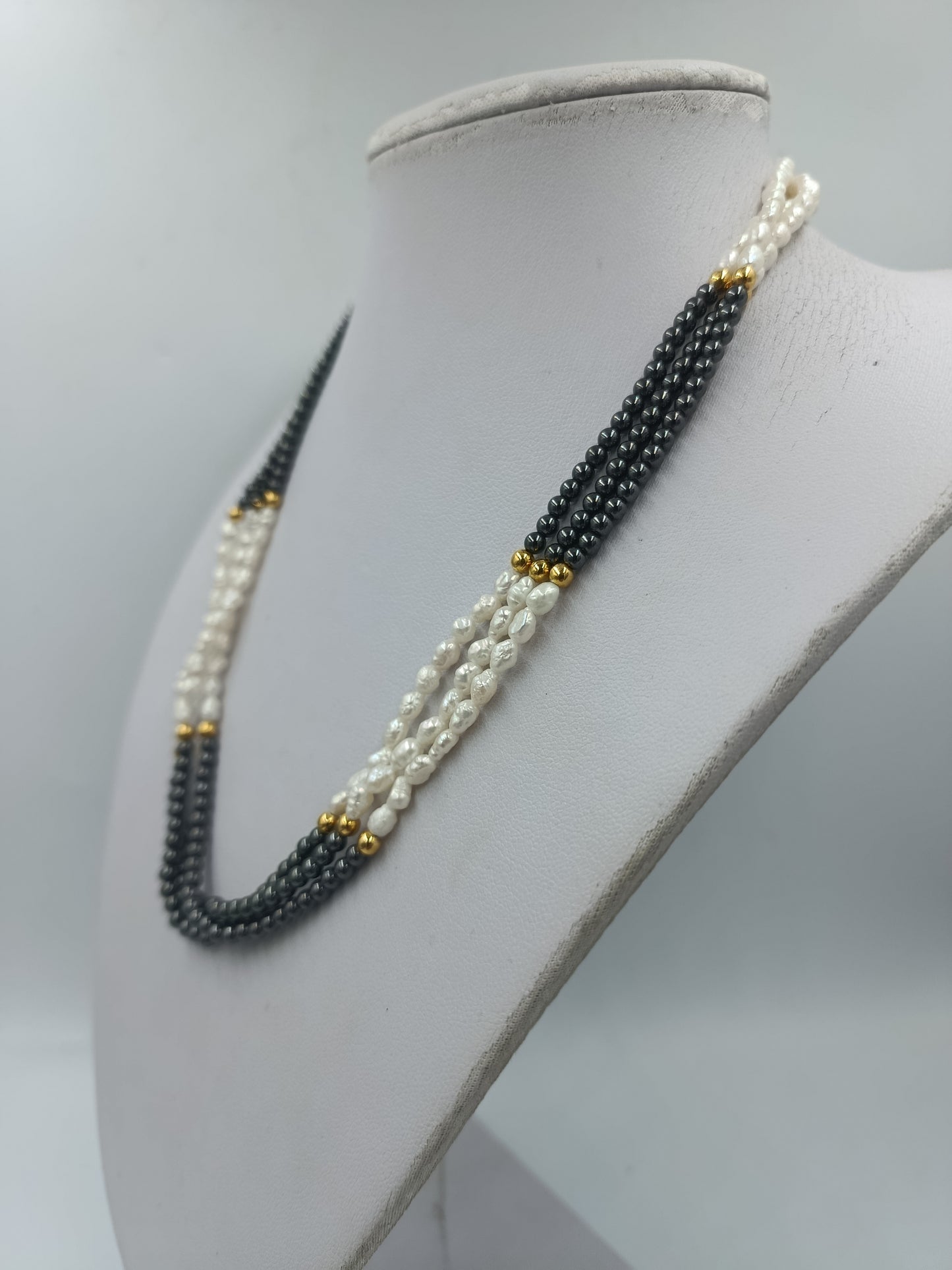 Mehrreihige Perlenkette schwarz weiß gold 43 cm elegant