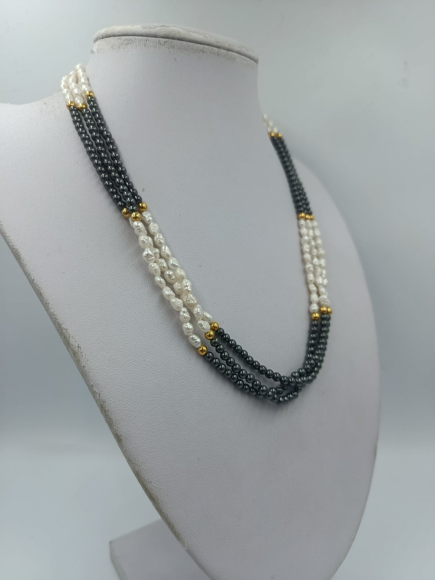 Mehrreihige Perlenkette schwarz weiß gold 43 cm elegant