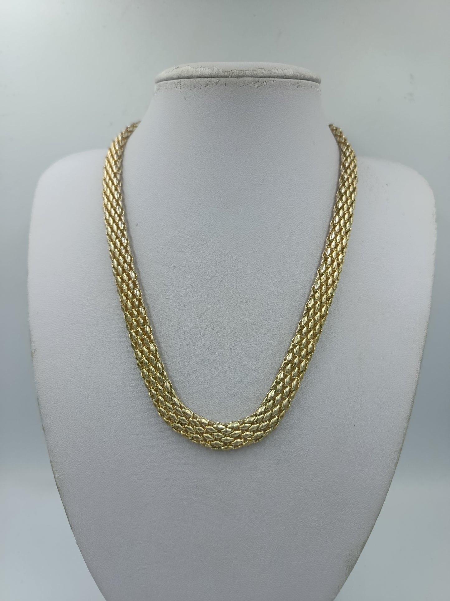 Auffällige und elegante Statement Kette goldfarben geflochten