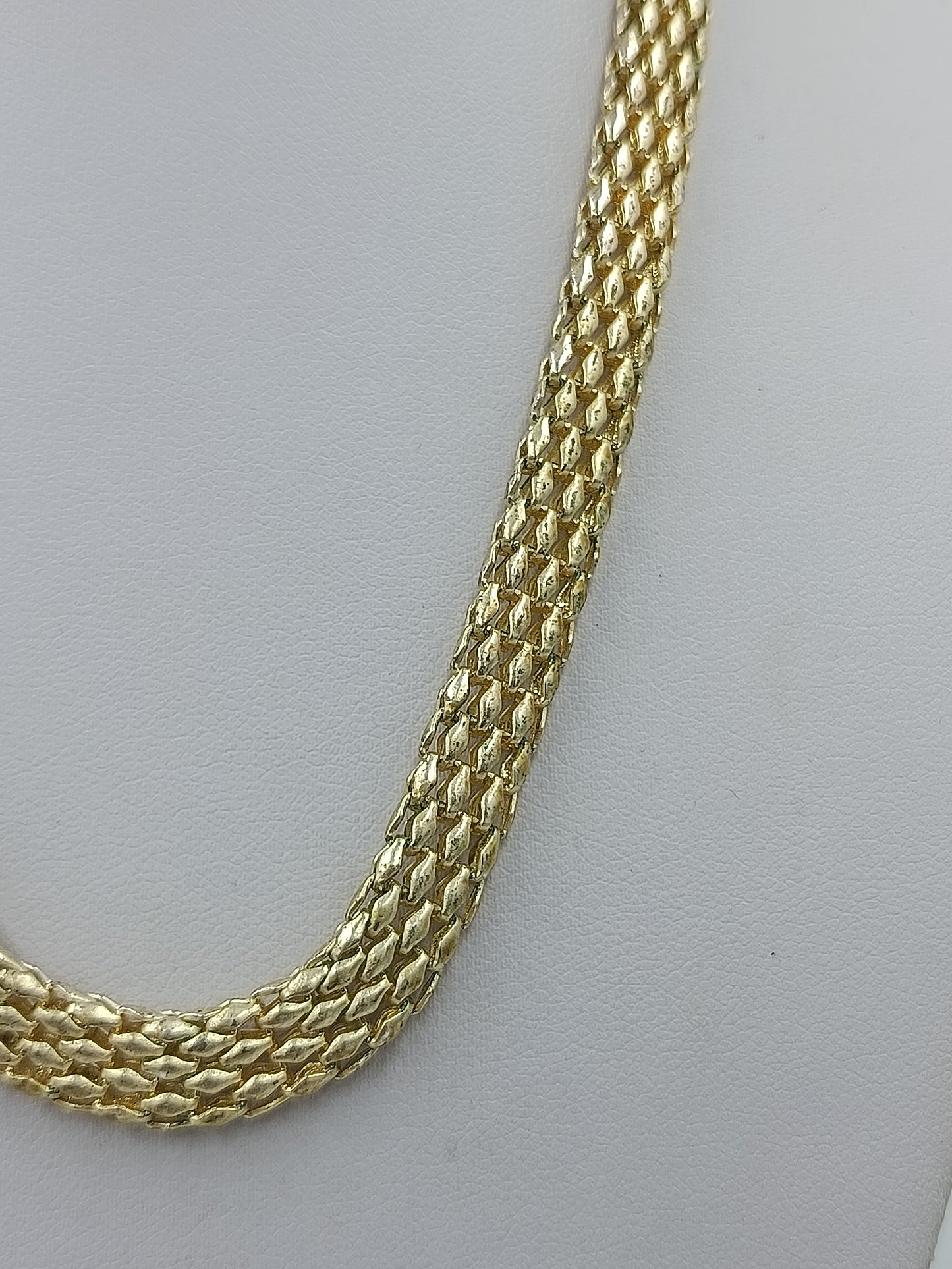 Auffällige und elegante Statement Kette goldfarben geflochten