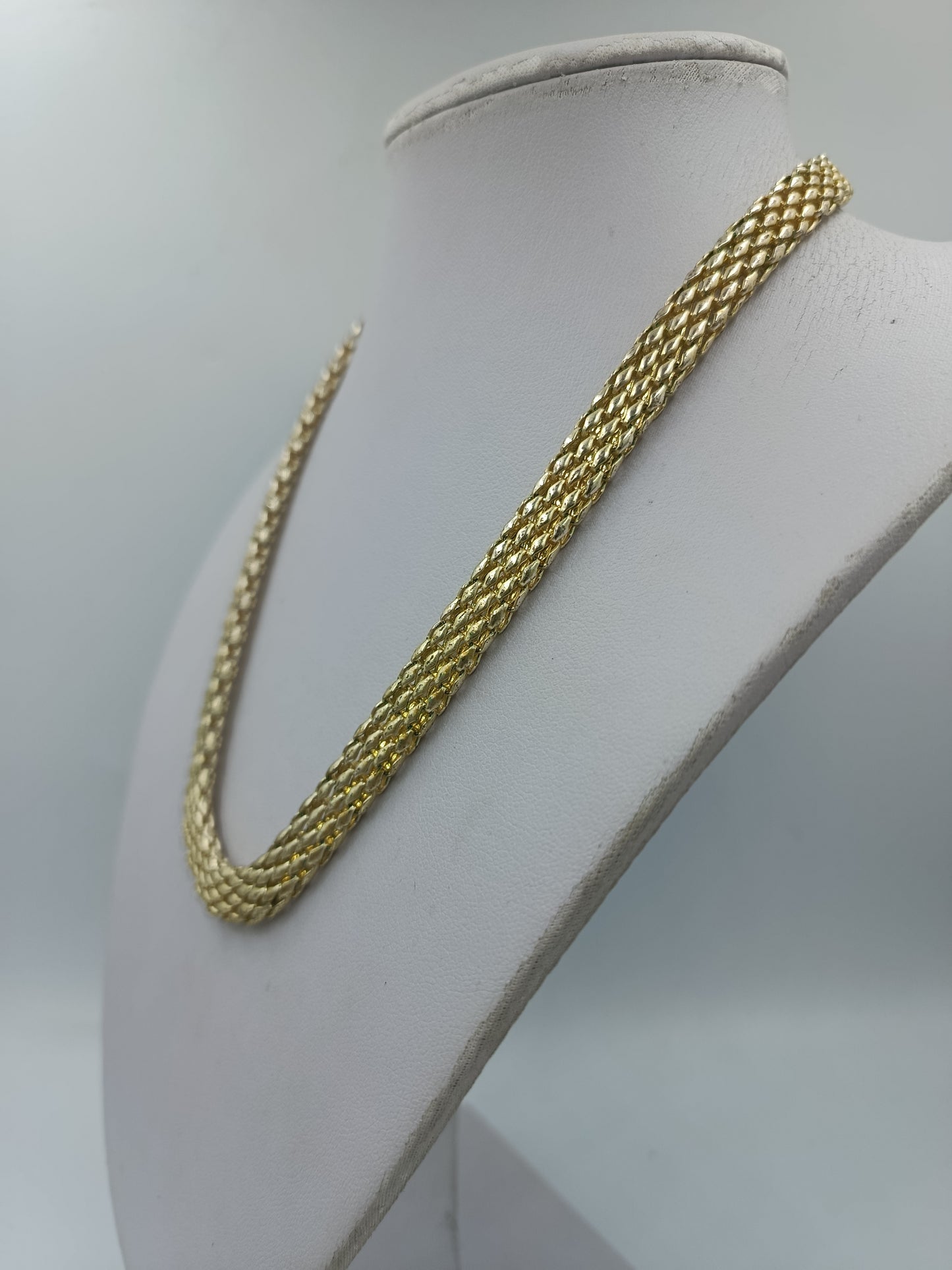 Auffällige und elegante Statement Kette goldfarben geflochten