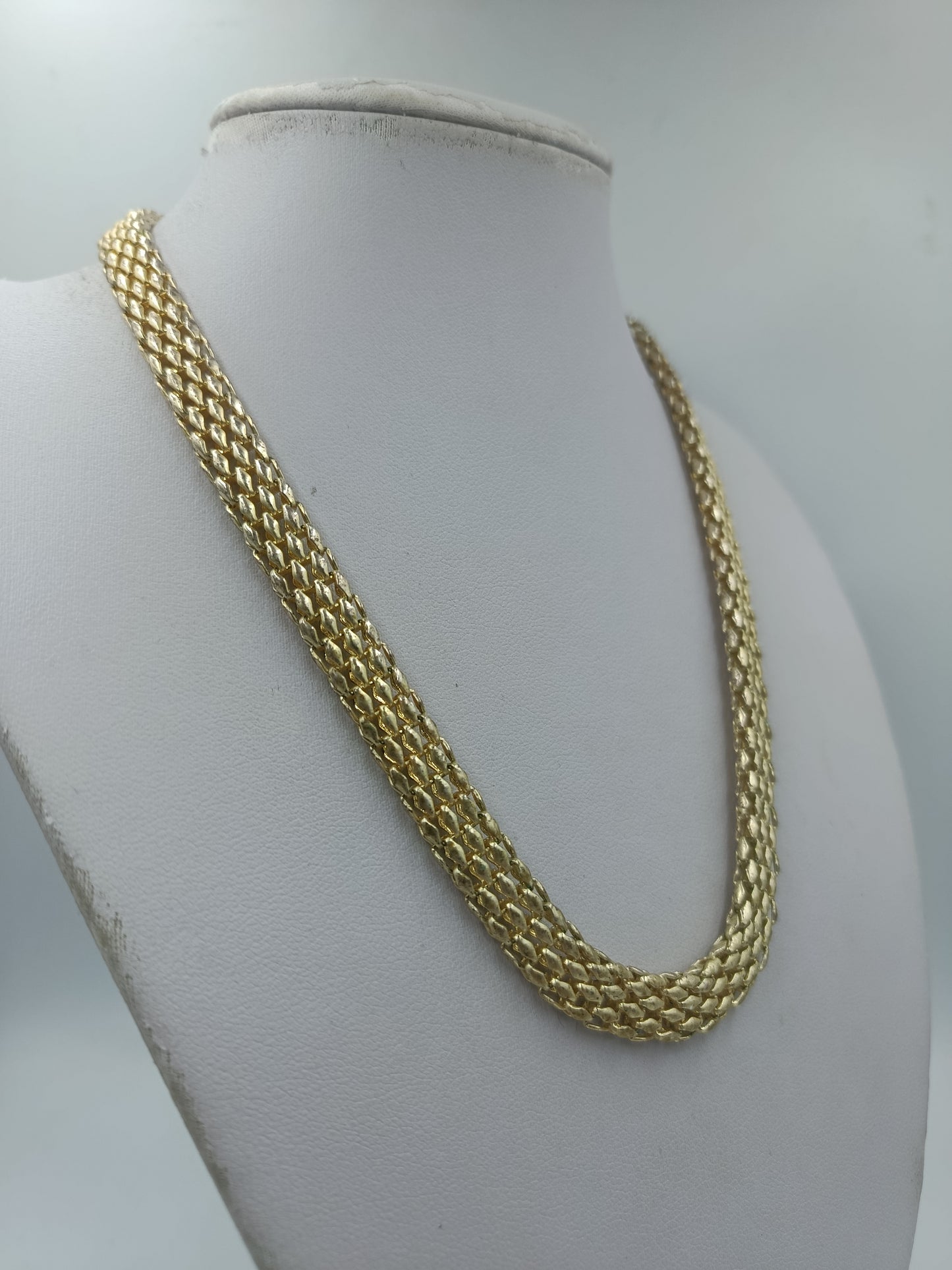 Auffällige und elegante Statement Kette goldfarben geflochten