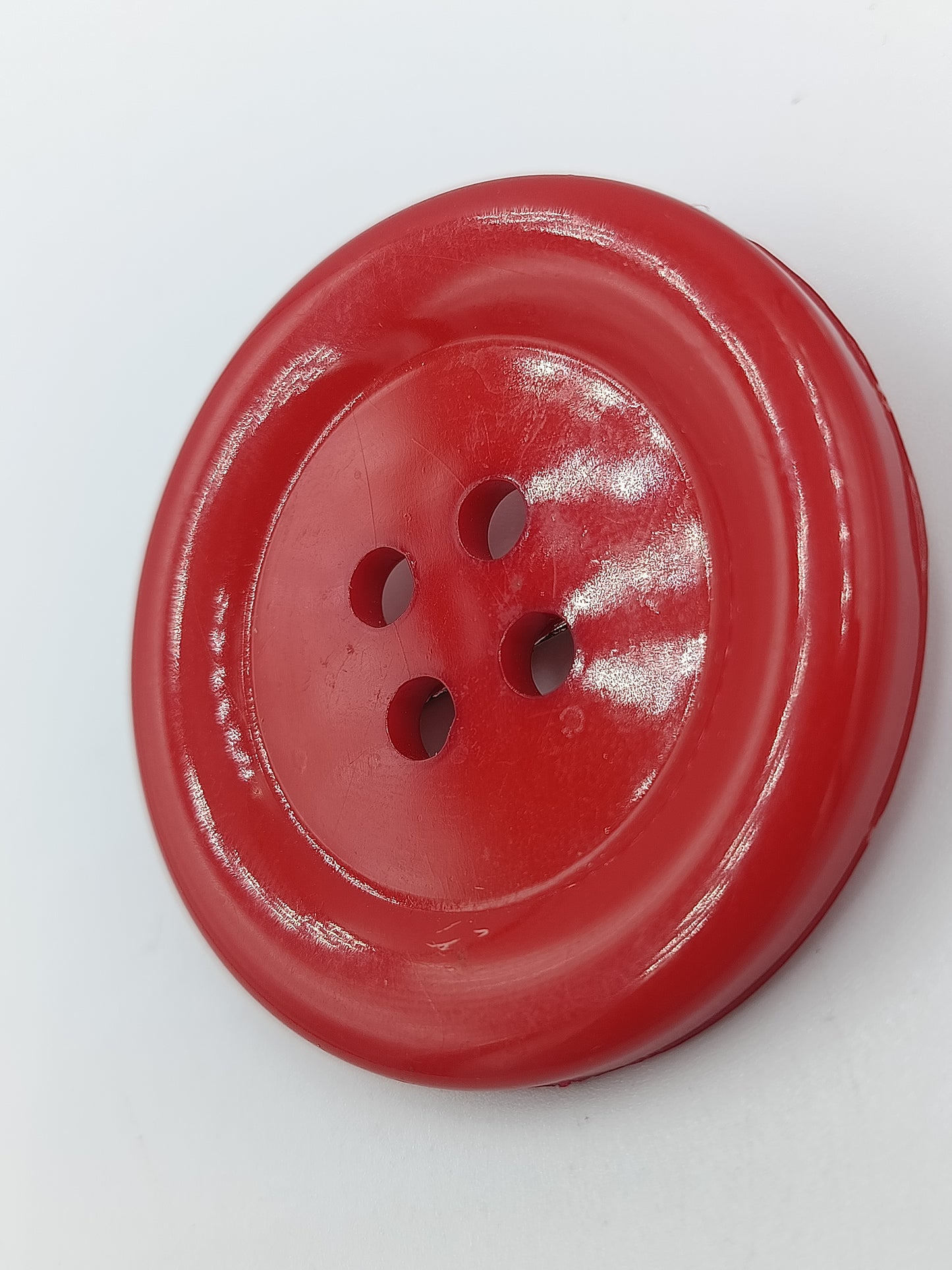 Auffällige Vintage Brosche im originellen Knopf Design in kräftigem Rot