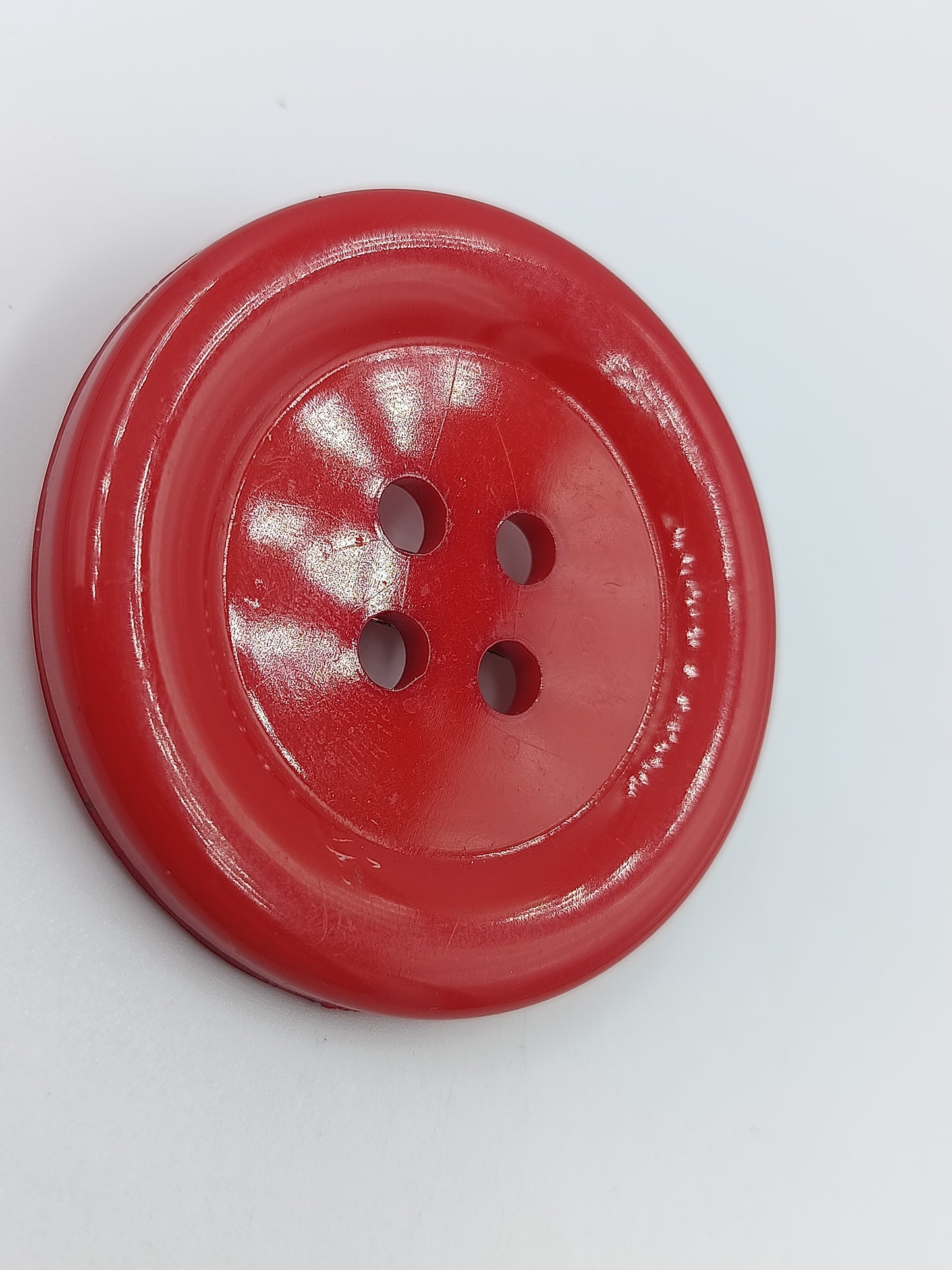 Auffällige Vintage Brosche im originellen Knopf Design in kräftigem Rot