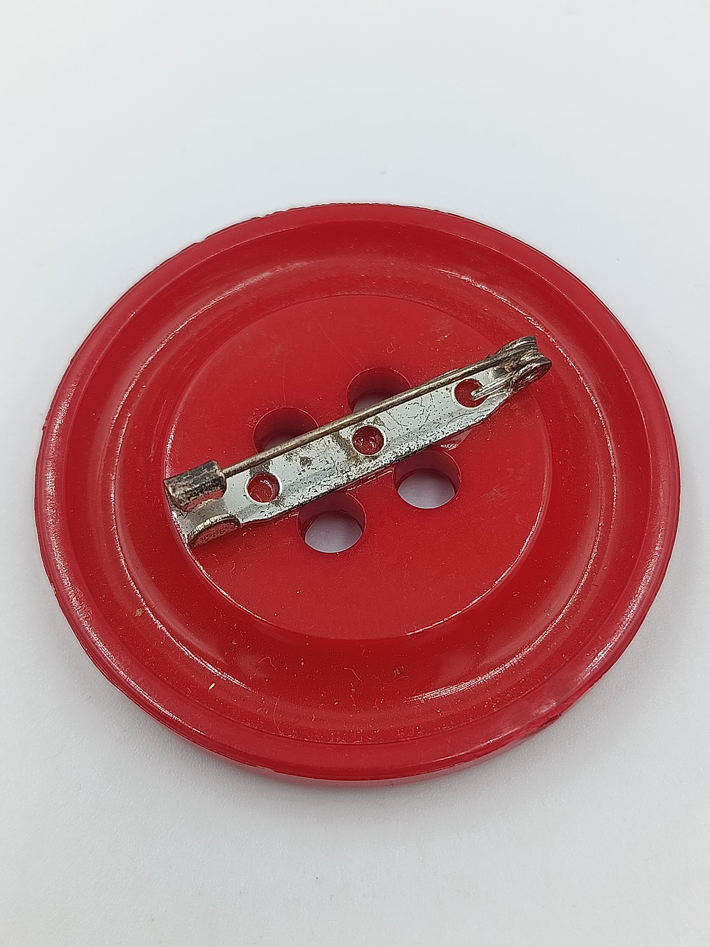 Auffällige Vintage Brosche im originellen Knopf Design in kräftigem Rot