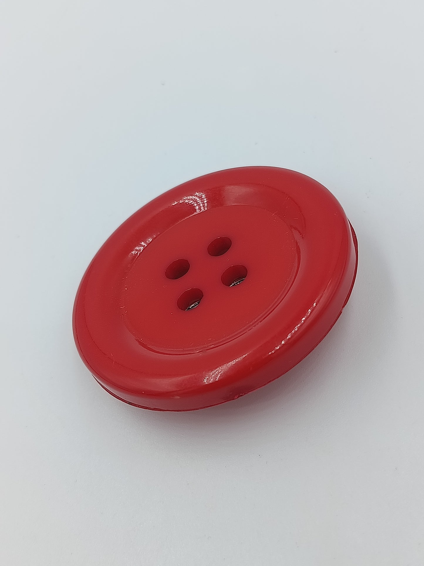 Auffällige Vintage Brosche im originellen Knopf Design in kräftigem Rot