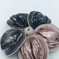 Große Vintage Brosche Blume Metall Emaille Schwarz Rosa Statement Schmuck