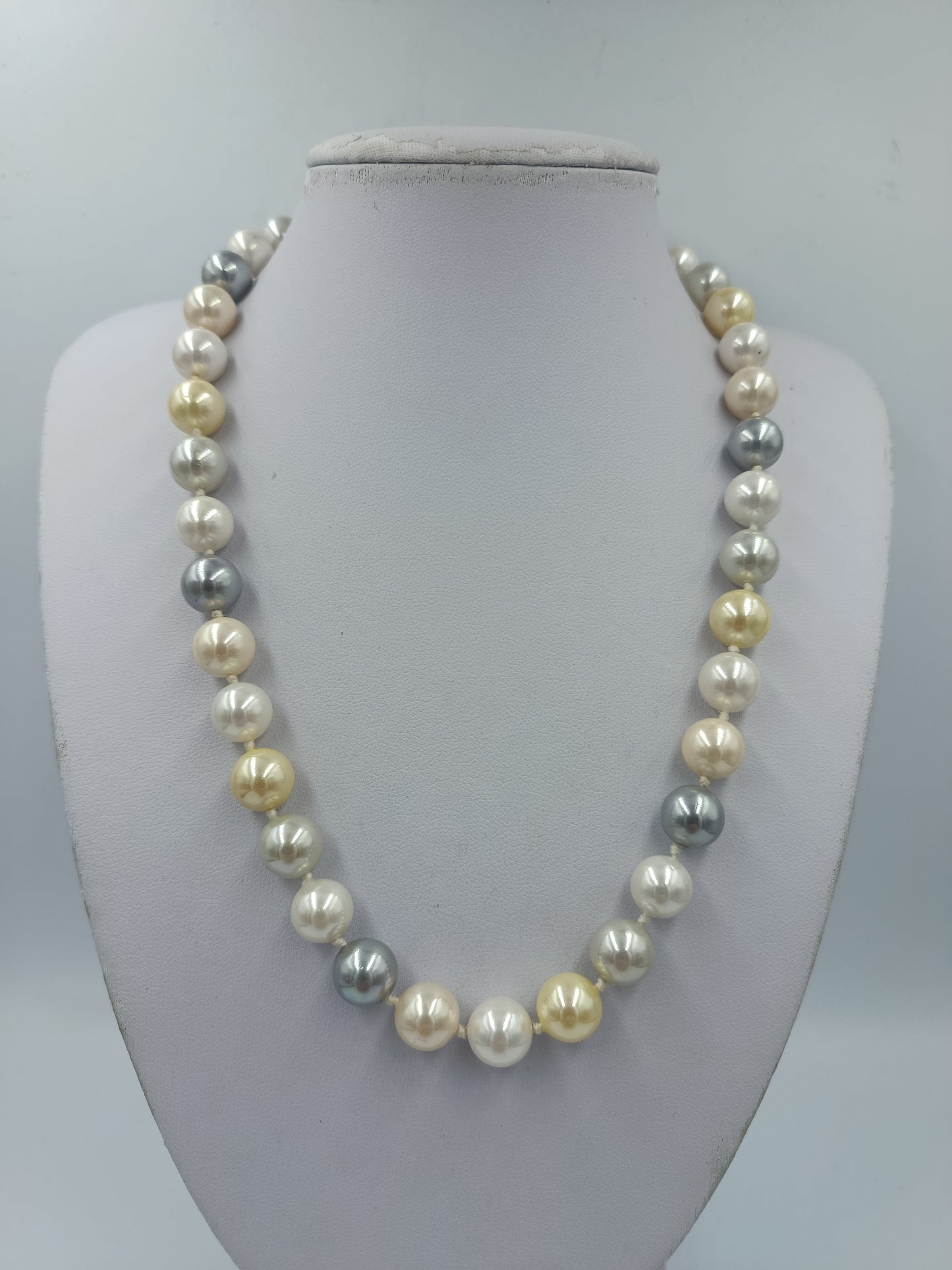 Große Perlenkette multicolor creme gold grau 47 cm Statement Kette