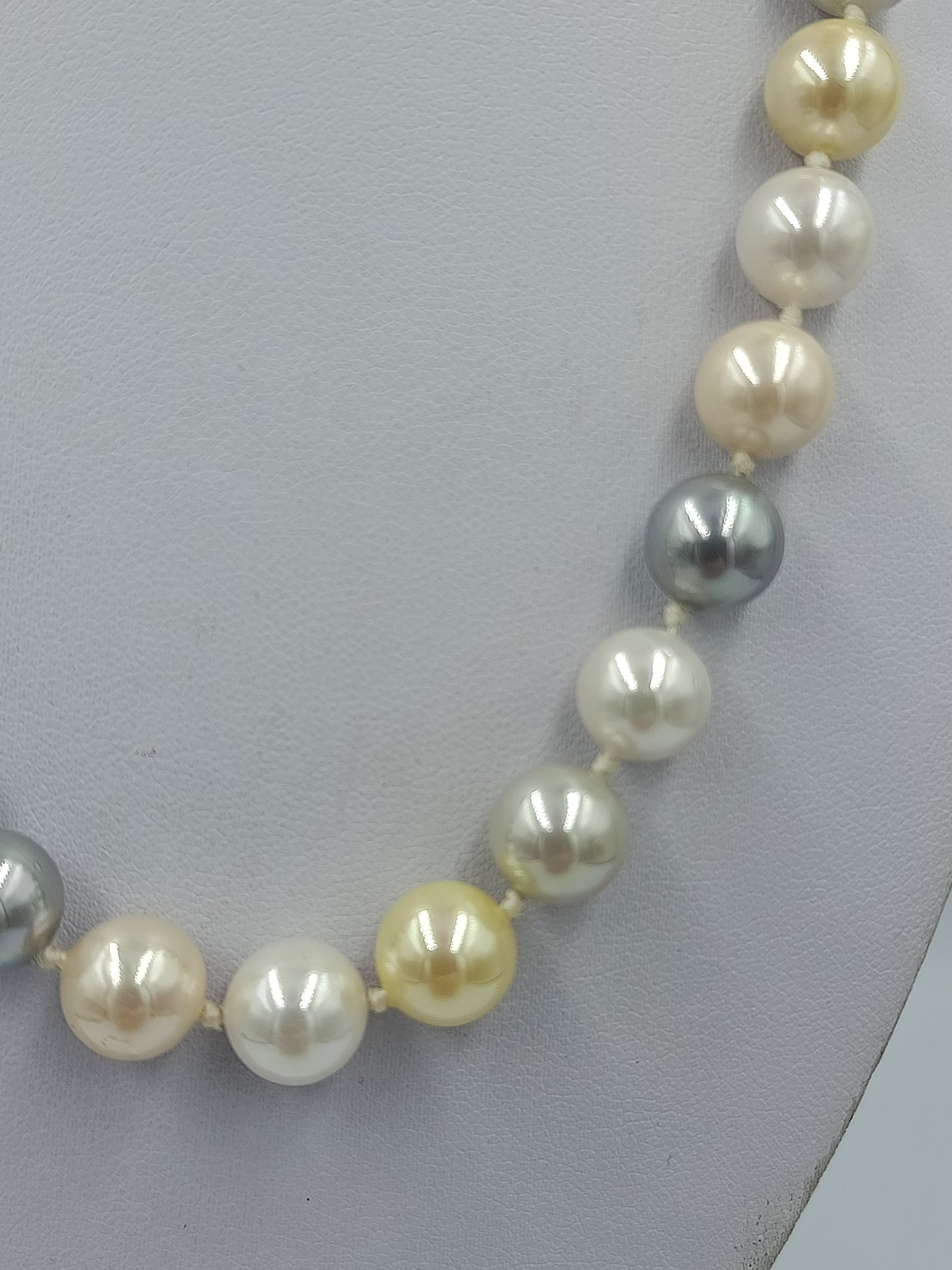 Große Perlenkette multicolor creme gold grau 47 cm Statement Kette