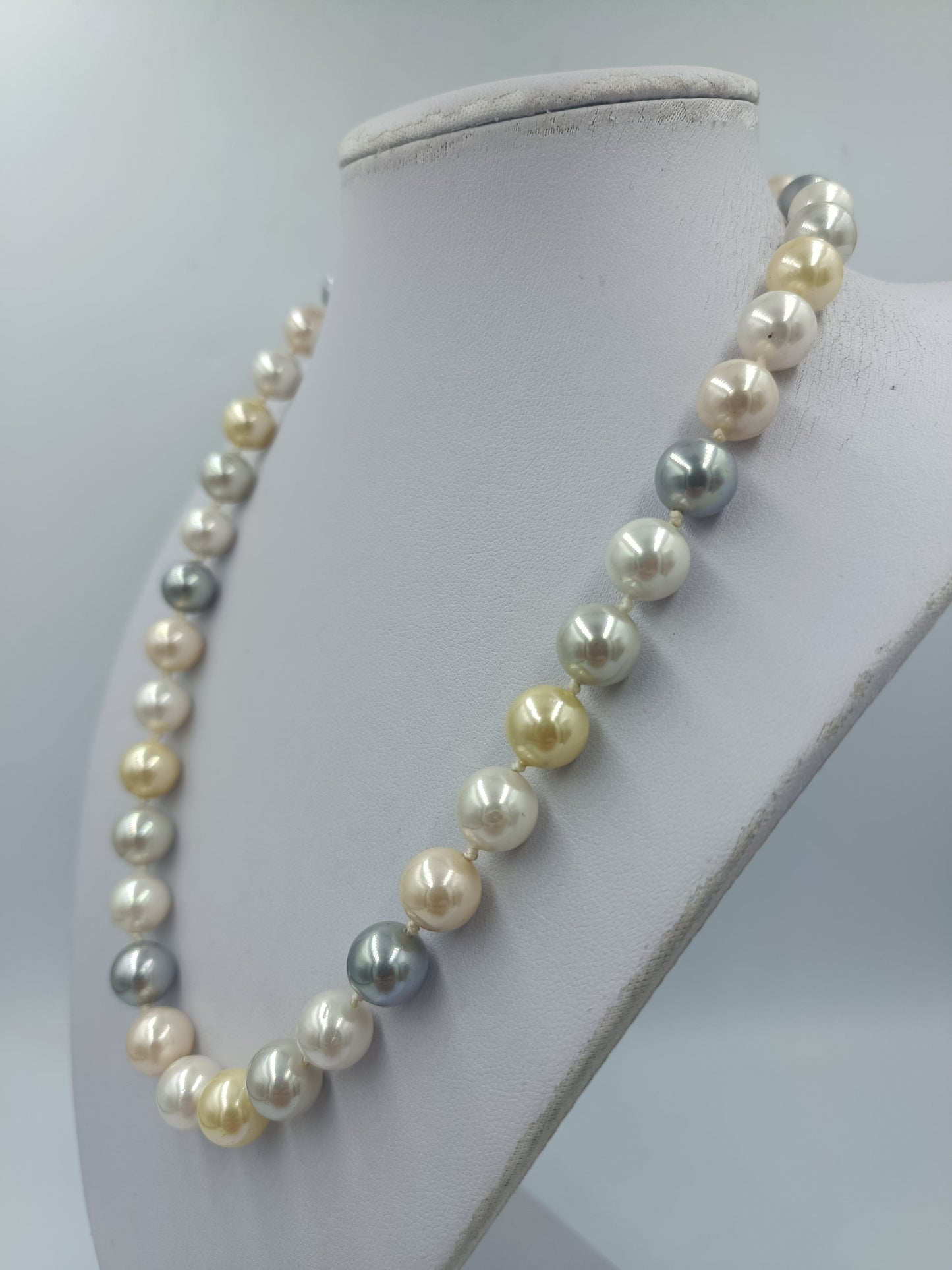 Große Perlenkette multicolor creme gold grau 47 cm Statement Kette