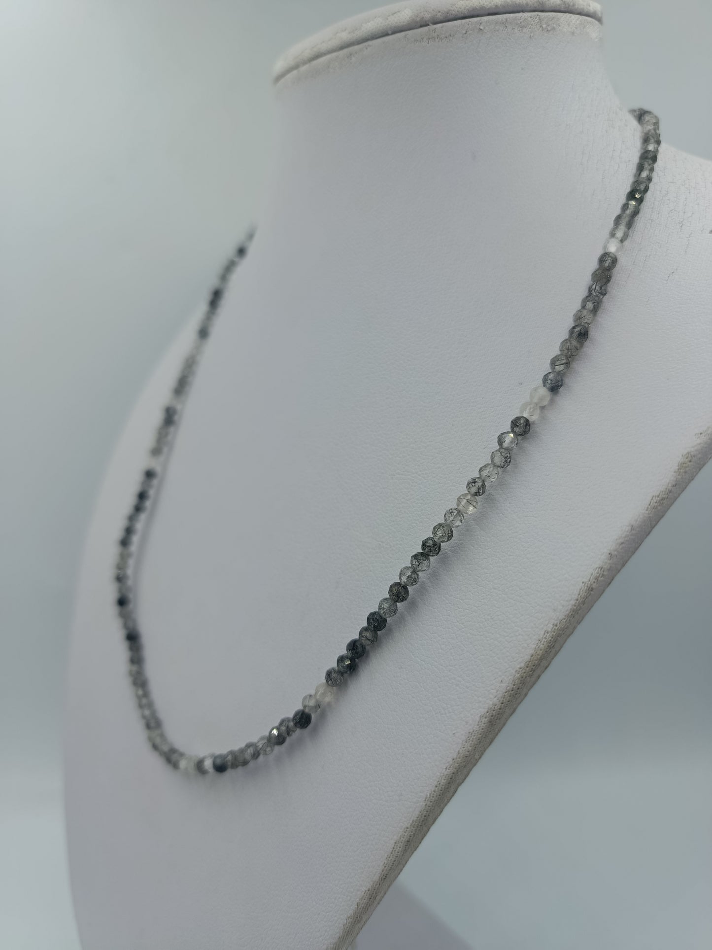 Feine Kette mit grauen facettierten Steinen 925 Silber Verschluss 50 cm elegant