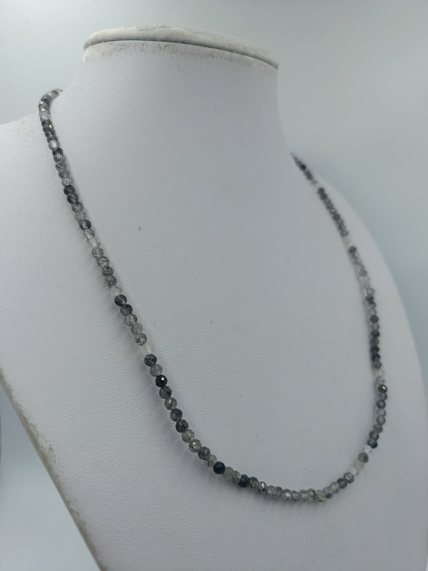Feine Kette mit grauen facettierten Steinen 925 Silber Verschluss 50 cm elegant