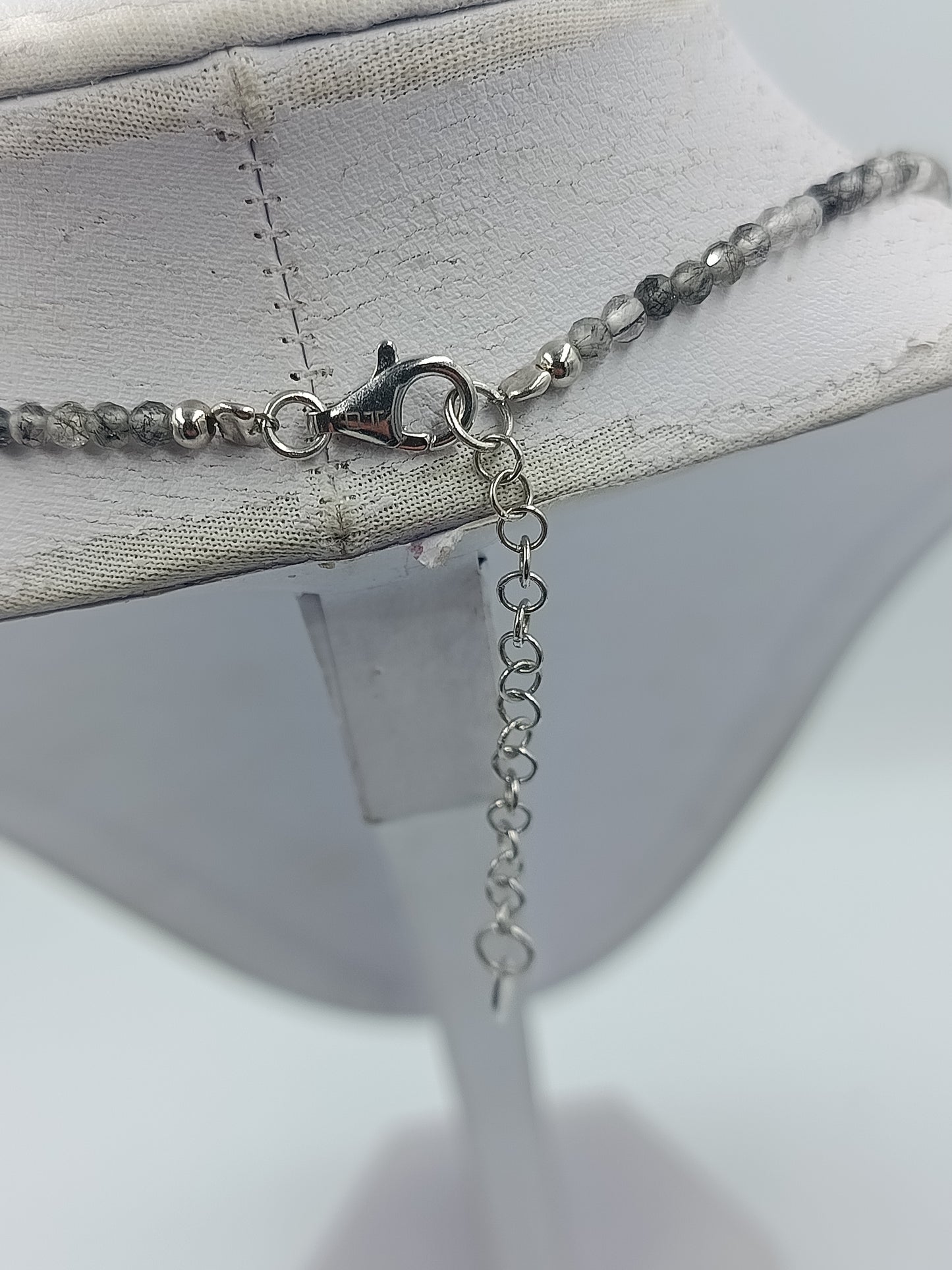 Feine Kette mit grauen facettierten Steinen 925 Silber Verschluss 50 cm elegant