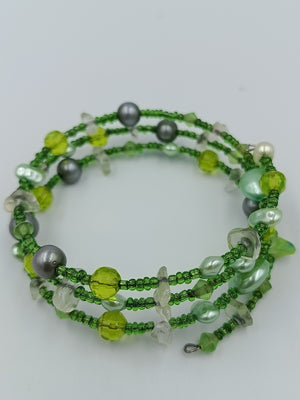 Mehrreihiges Armband grün mit Perlen Steinen verspielt modern