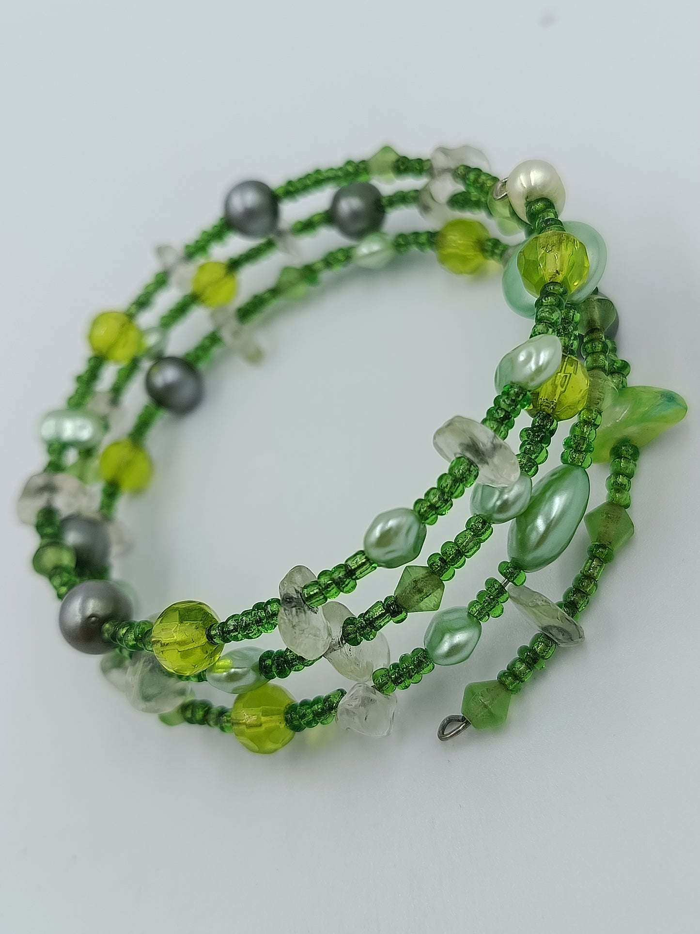 Mehrreihiges Armband grün mit Perlen Steinen verspielt modern