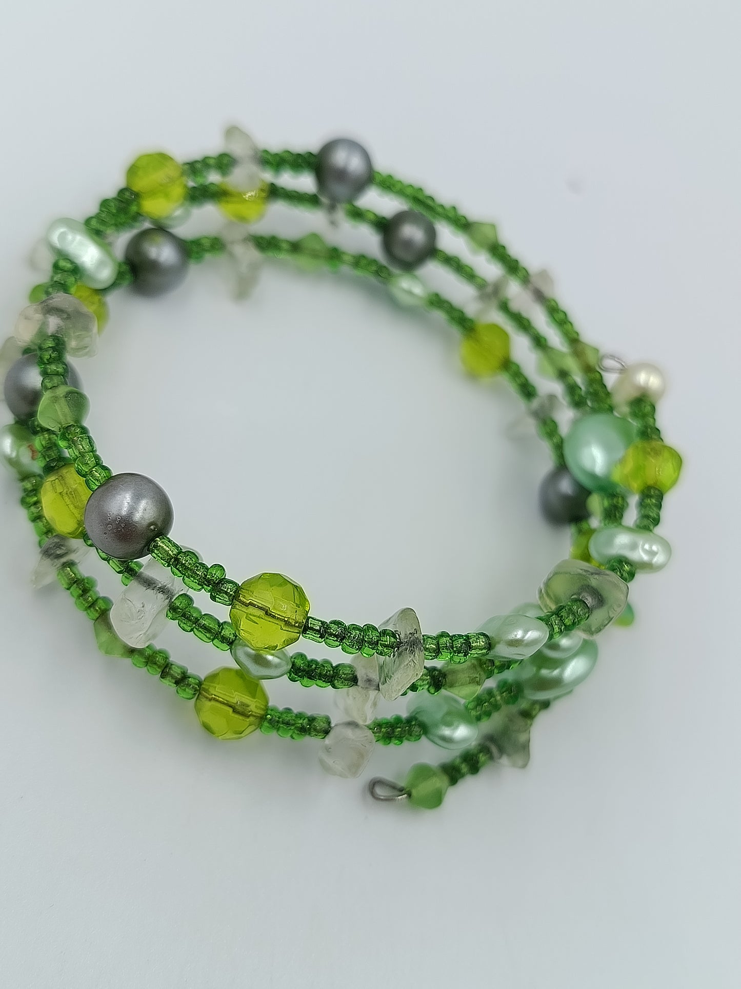 Mehrreihiges Armband grün mit Perlen Steinen verspielt modern