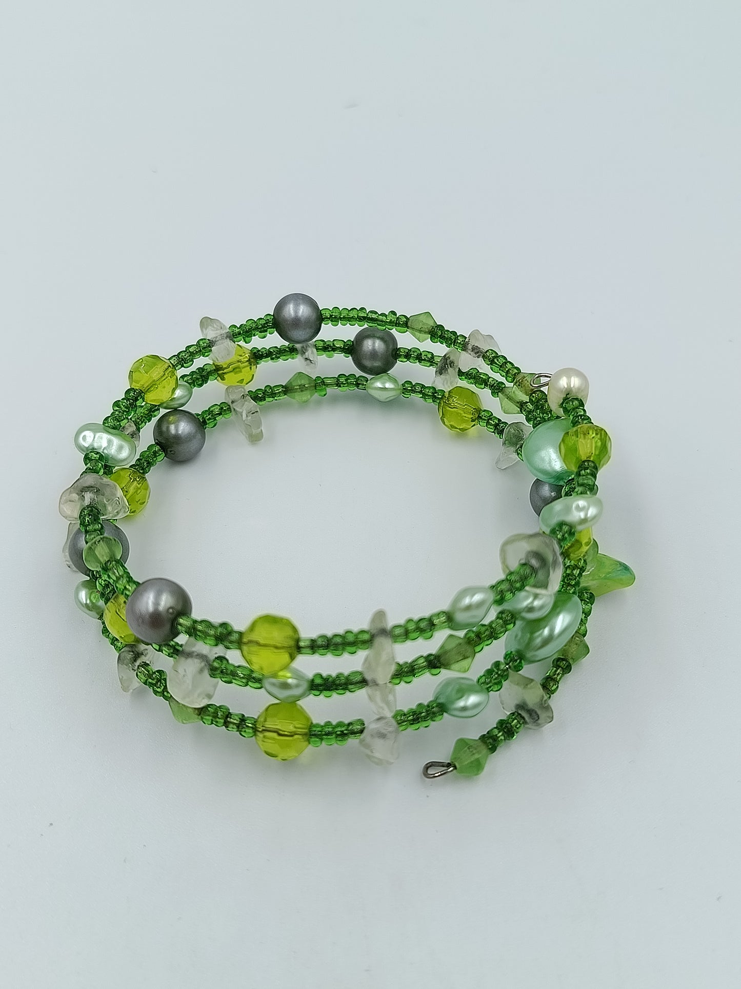 Mehrreihiges Armband grün mit Perlen Steinen verspielt modern
