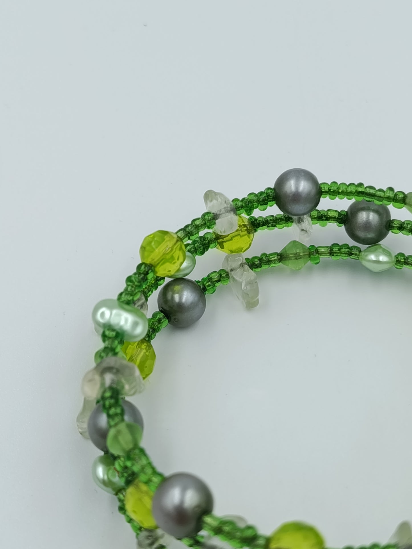 Mehrreihiges Armband grün mit Perlen Steinen verspielt modern