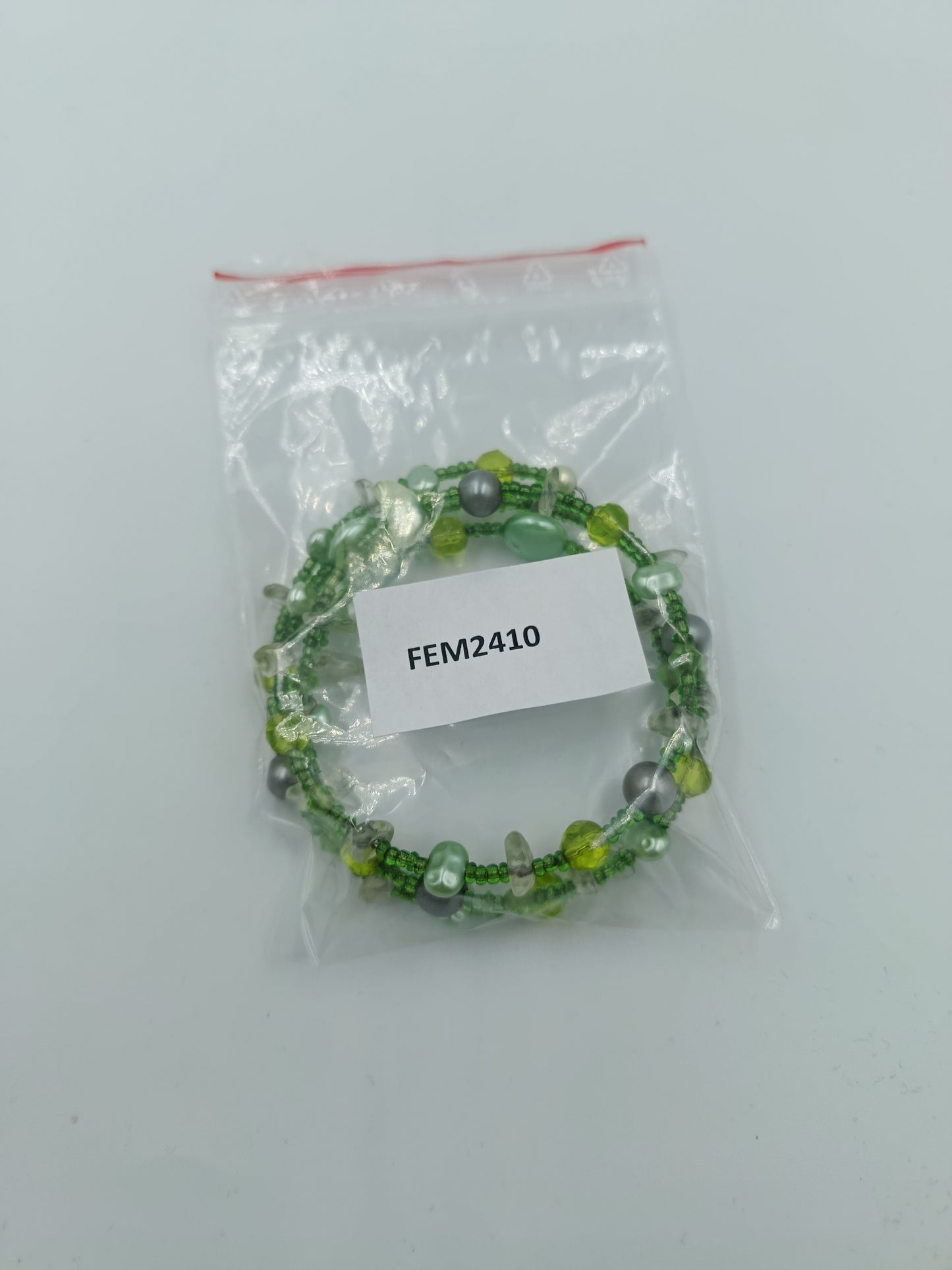 Mehrreihiges Armband grün mit Perlen Steinen verspielt modern