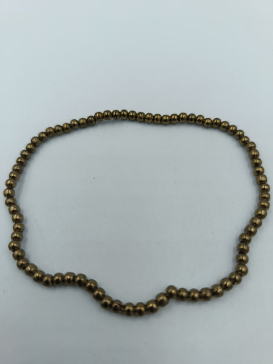 Goldfarbenes Perlenarmband elastisch schlicht elegant
