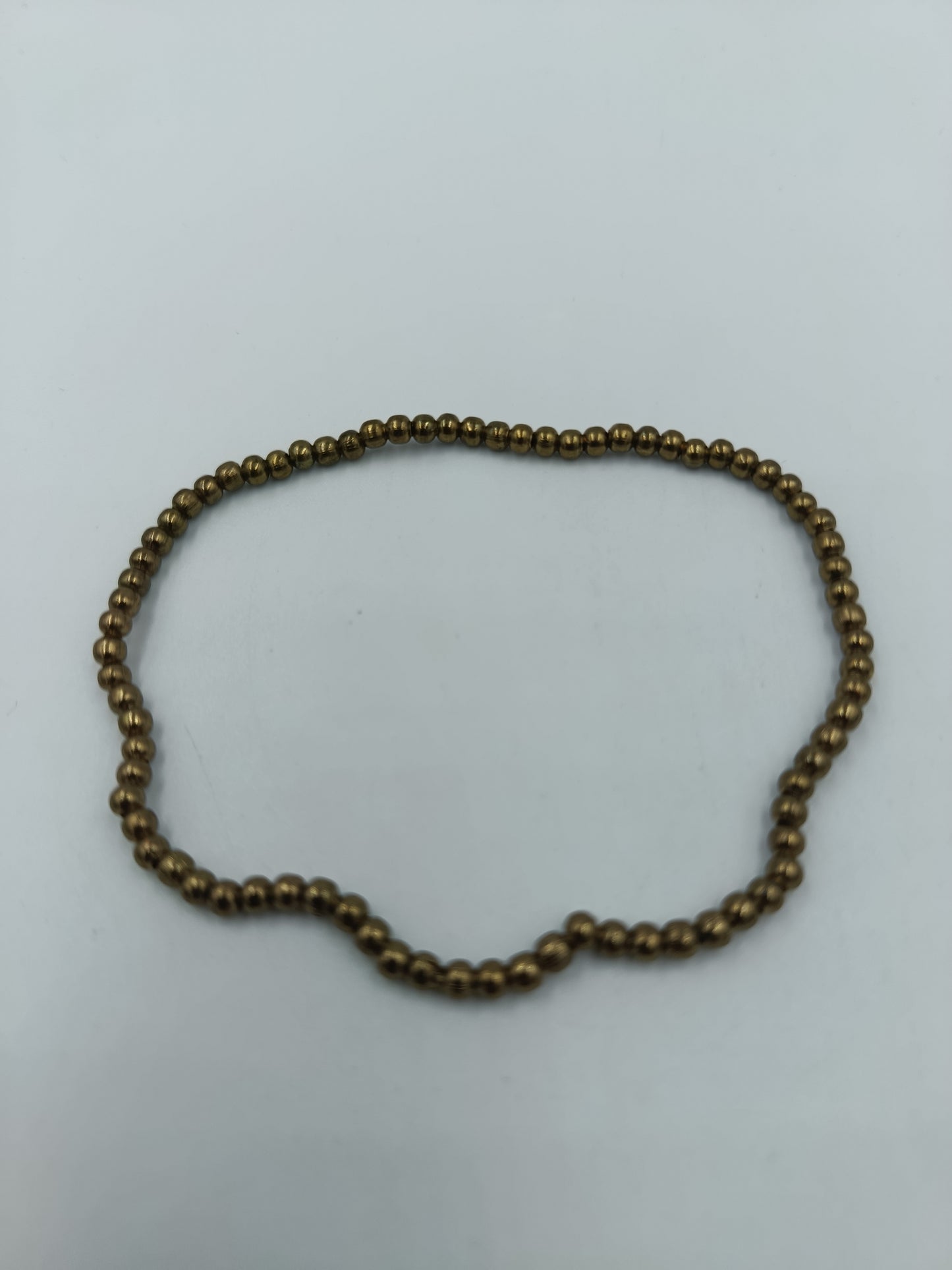 Goldfarbenes Perlenarmband elastisch schlicht elegant