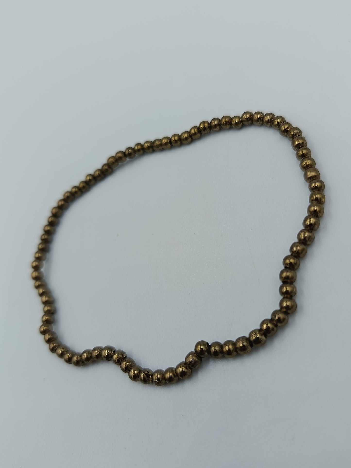 Goldfarbenes Perlenarmband elastisch schlicht elegant