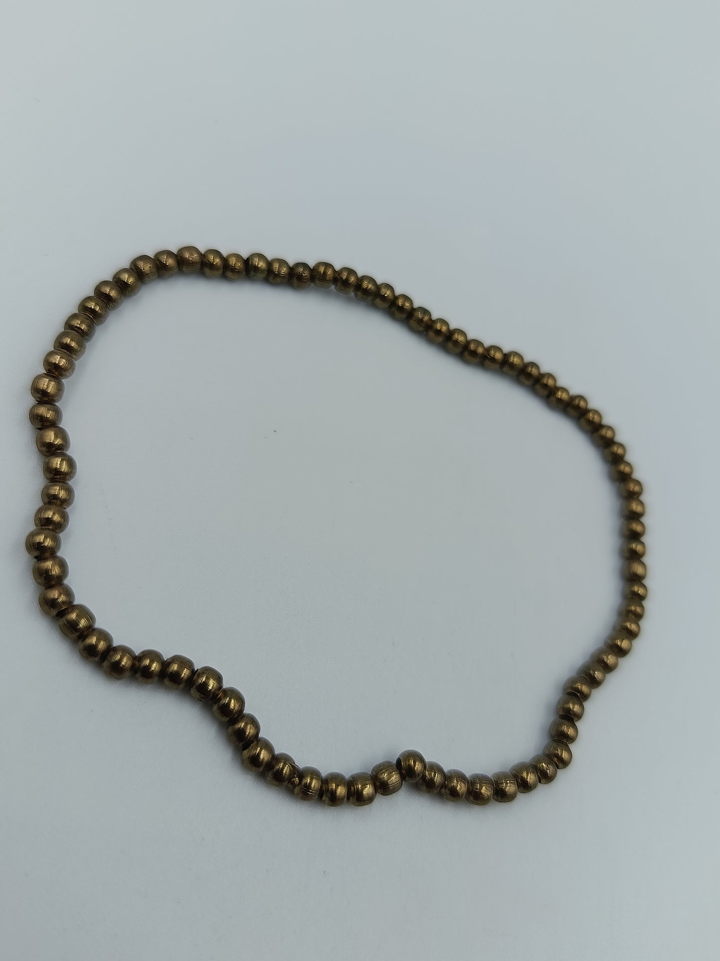 Goldfarbenes Perlenarmband elastisch schlicht elegant