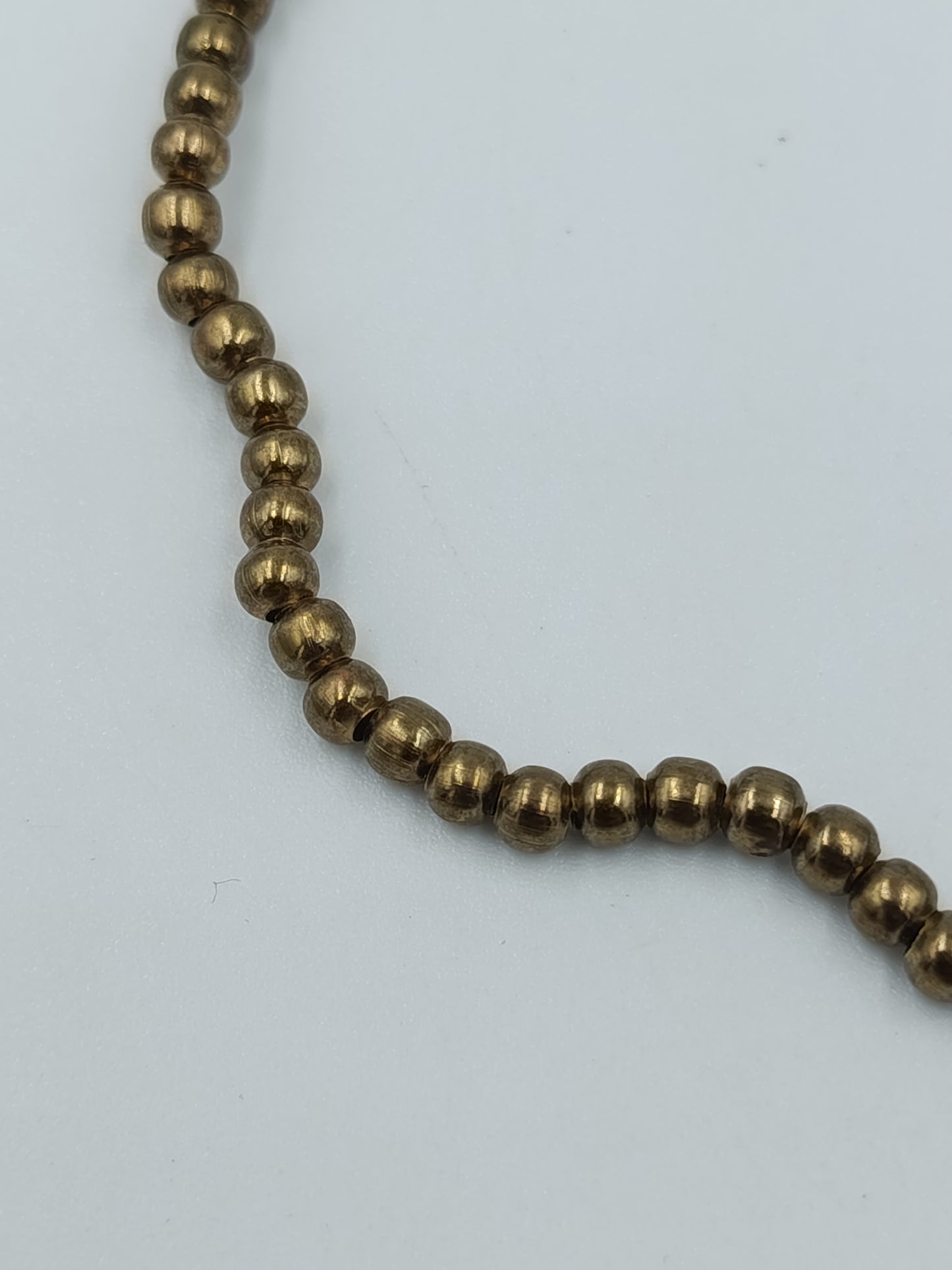 Goldfarbenes Perlenarmband elastisch schlicht elegant