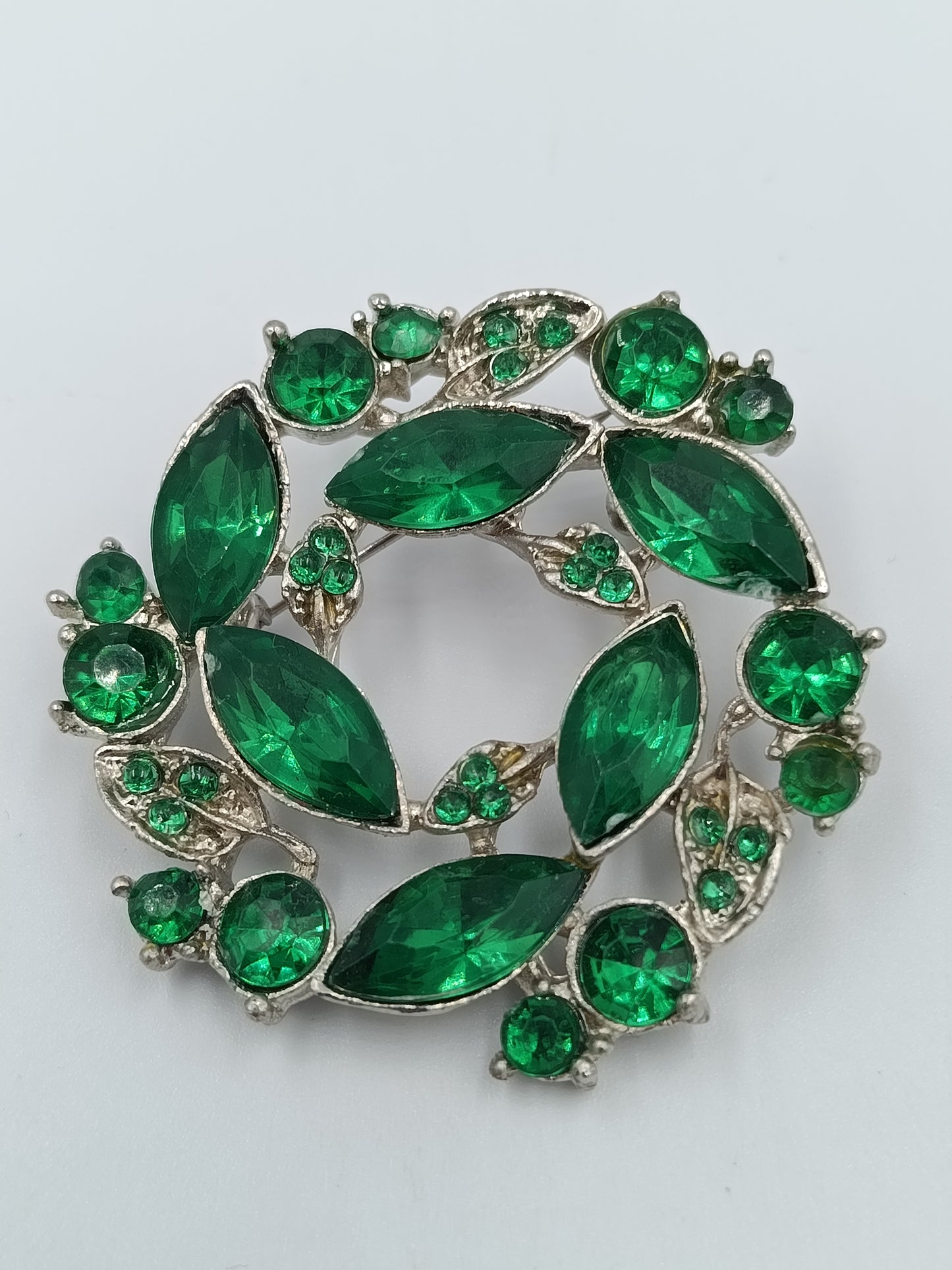 Schöne Vintage Brosche im Kranz Design mit leuchtend grünen Strasssteinen