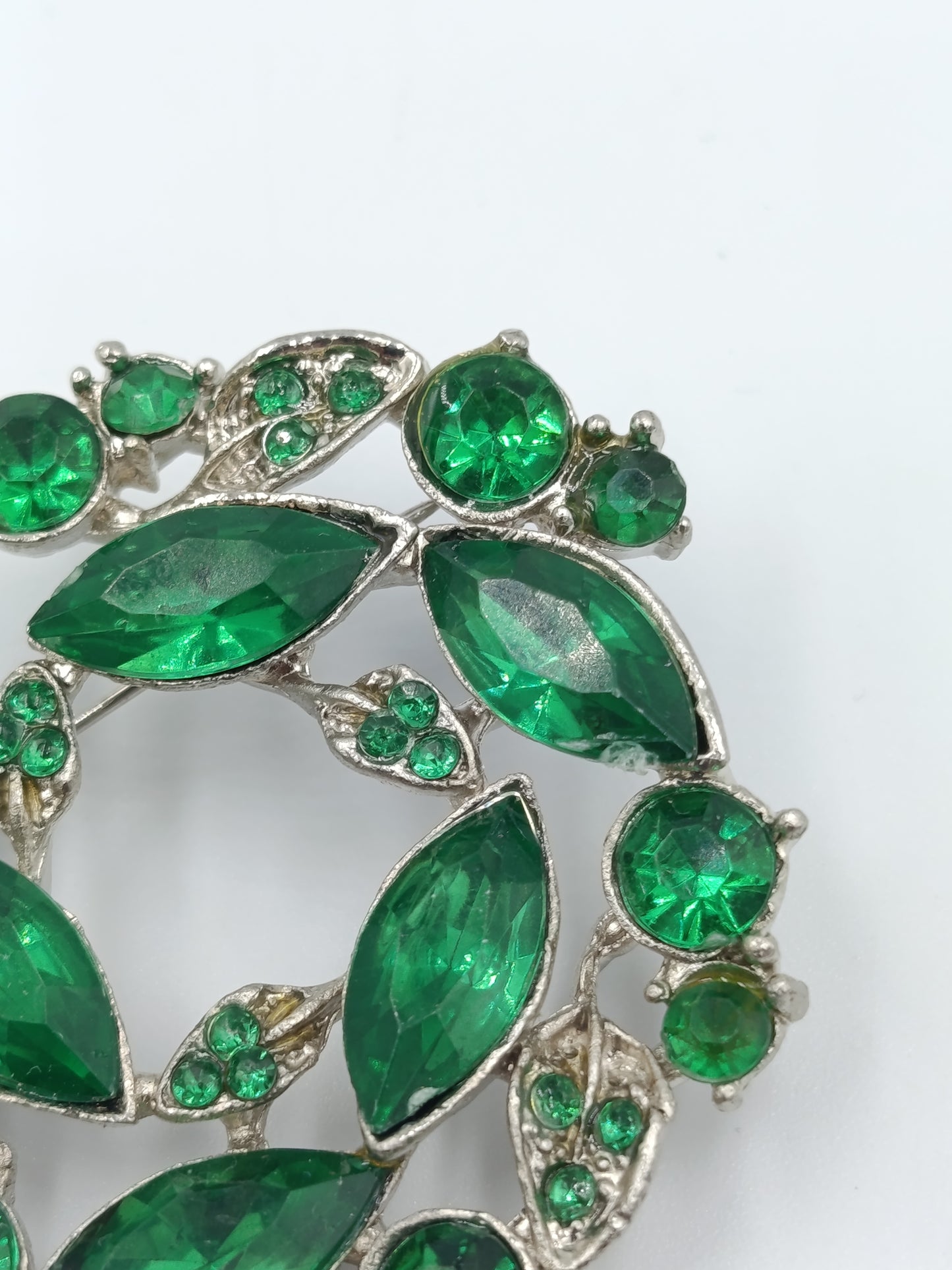 Schöne Vintage Brosche im Kranz Design mit leuchtend grünen Strasssteinen