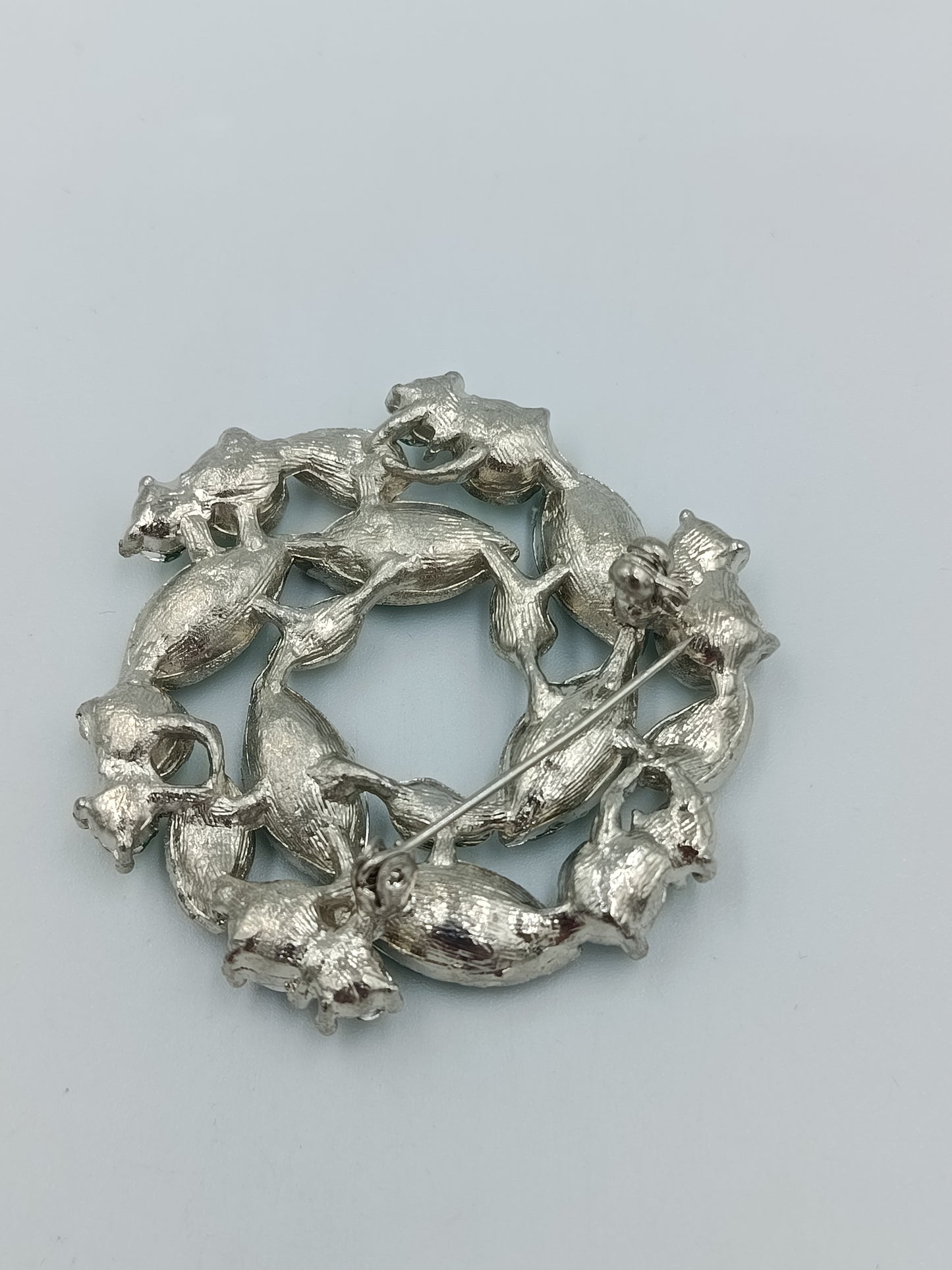 Schöne Vintage Brosche im Kranz Design mit leuchtend grünen Strasssteinen