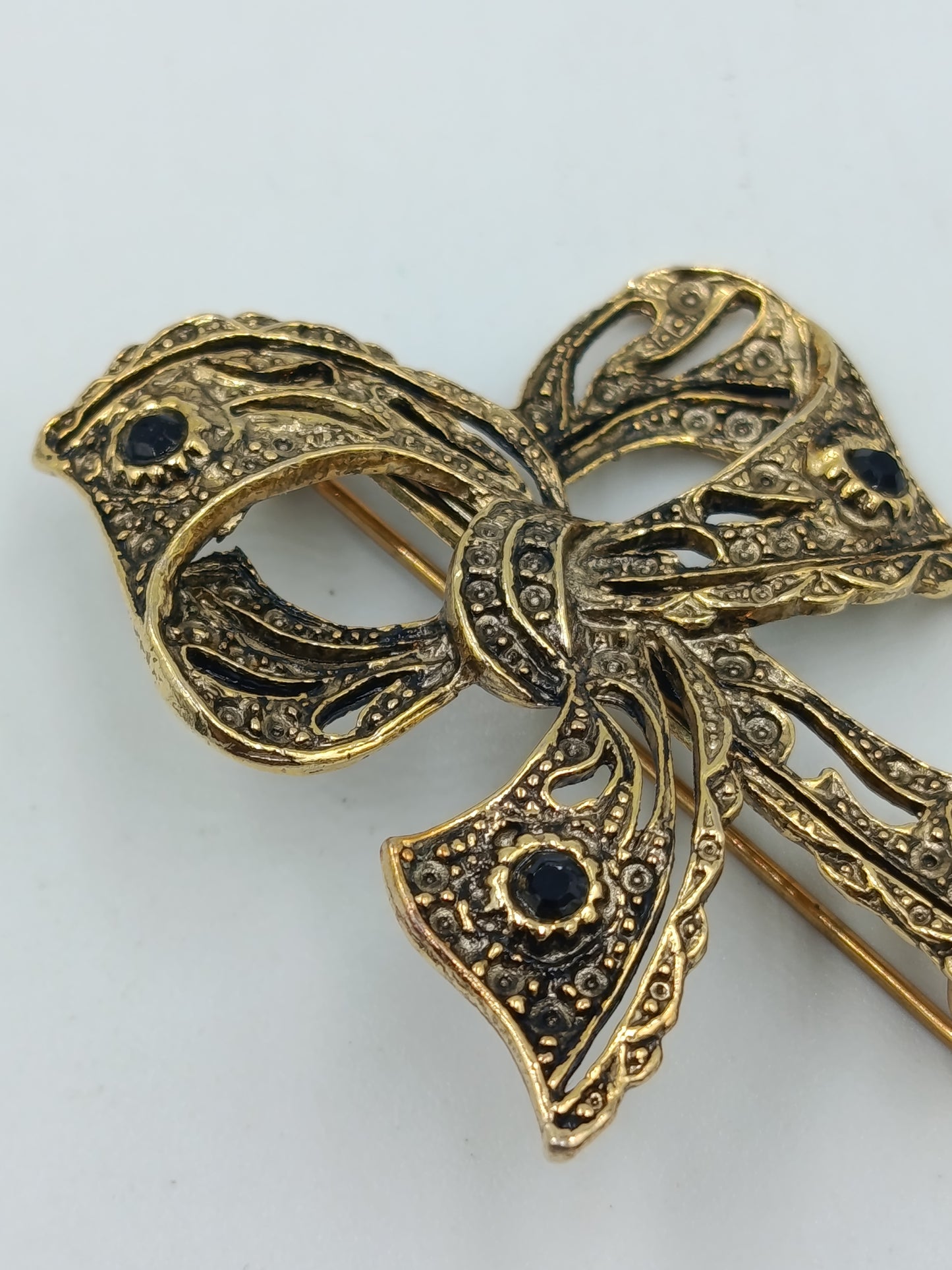 Vintage Brosche Schleife Goldfarben mit dunklen Steinen