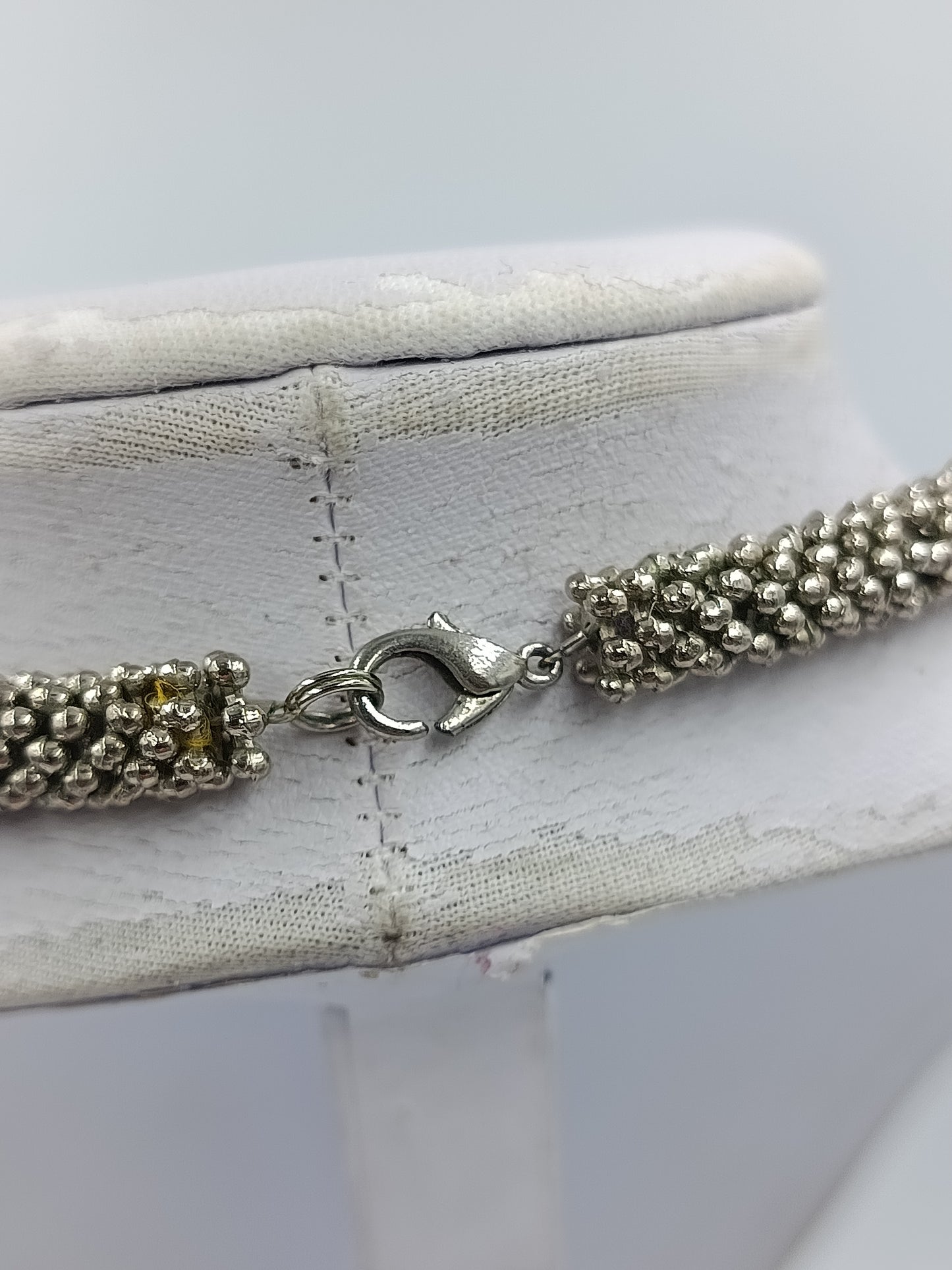 Perlenkette Silberoptik mit Zierperlen elegante Vintage Halskette