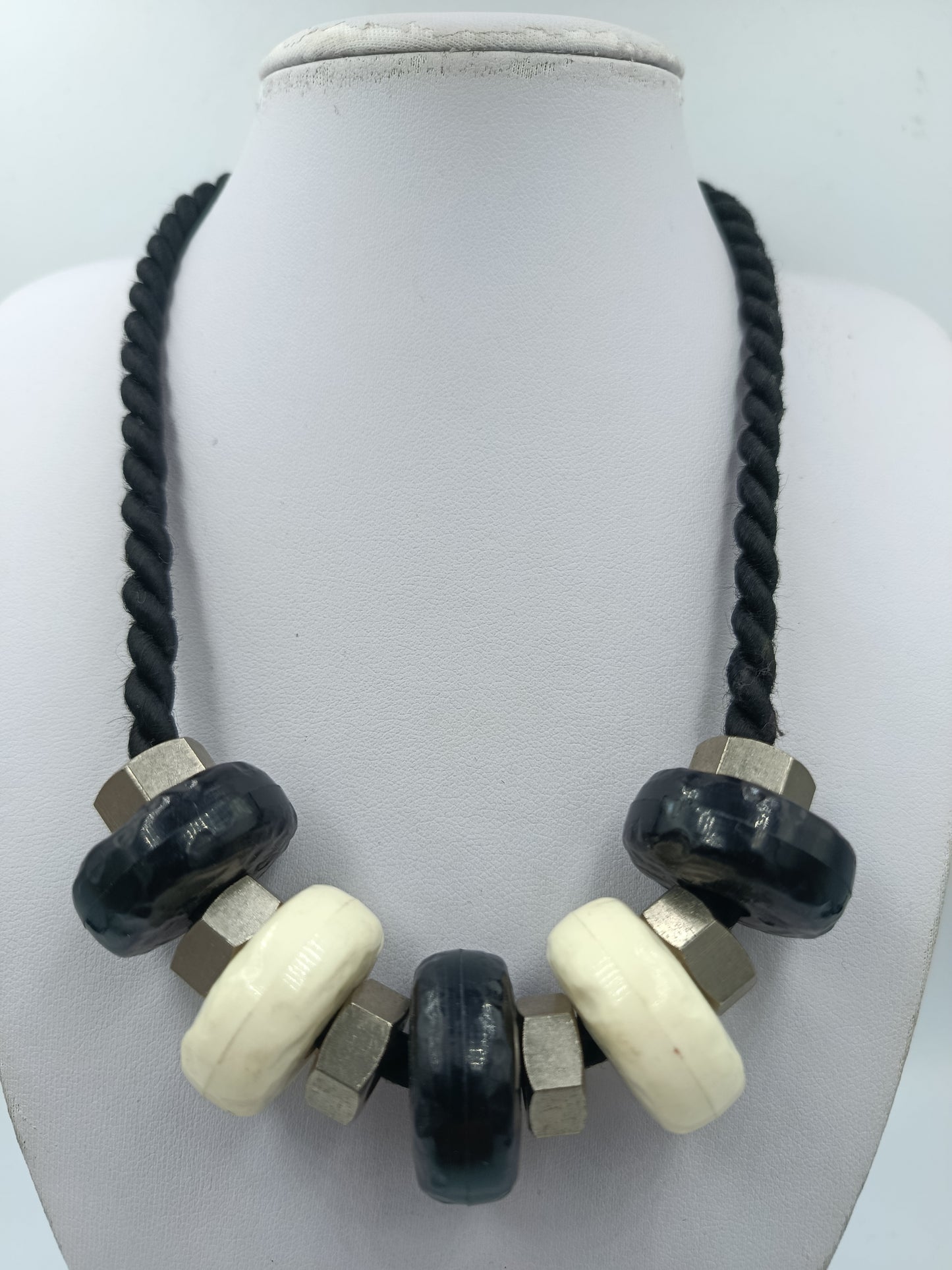 Statement Kette Schwarz Weiß große Elemente Kordel  moderner Design Schmuck