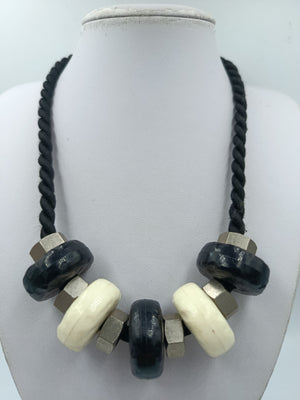Statement Kette Schwarz Weiß große Elemente Kordel  moderner Design Schmuck