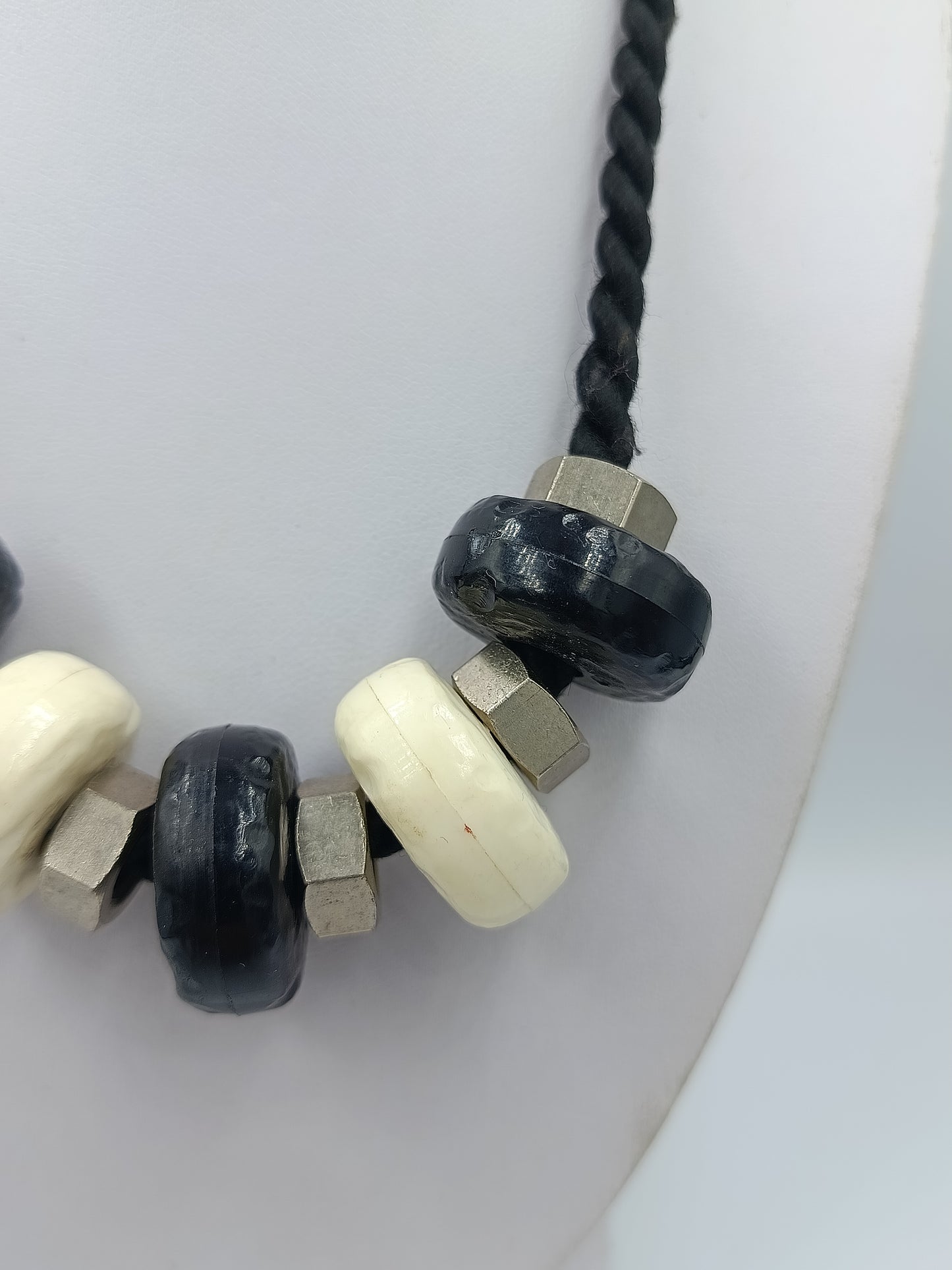 Statement Kette Schwarz Weiß große Elemente Kordel  moderner Design Schmuck