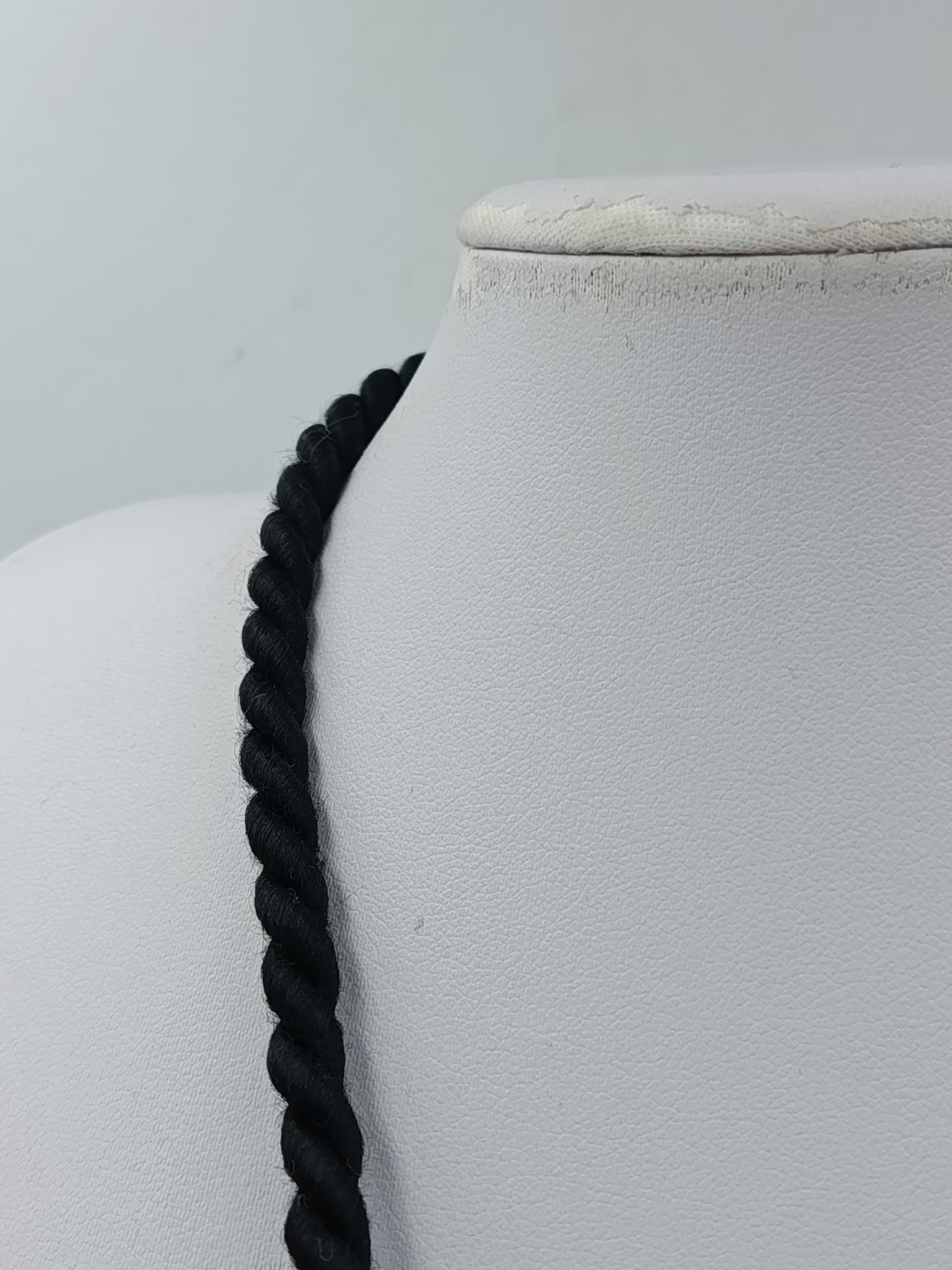 Statement Kette Schwarz Weiß große Elemente Kordel  moderner Design Schmuck