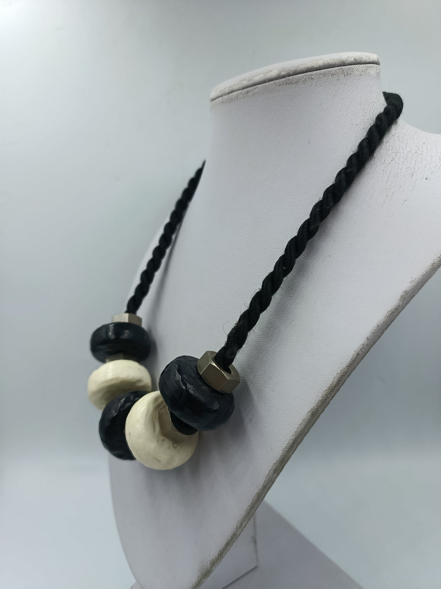 Statement Kette Schwarz Weiß große Elemente Kordel  moderner Design Schmuck