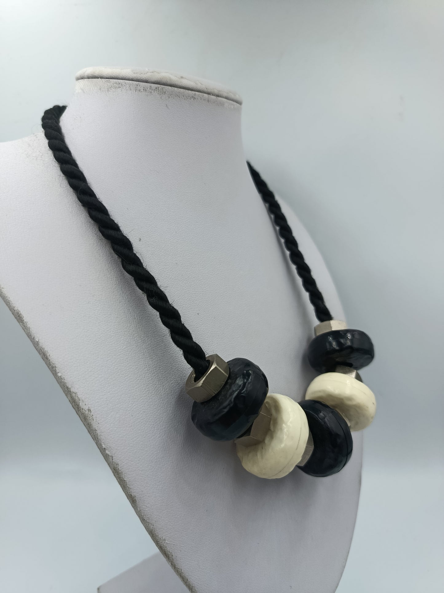 Statement Kette Schwarz Weiß große Elemente Kordel  moderner Design Schmuck
