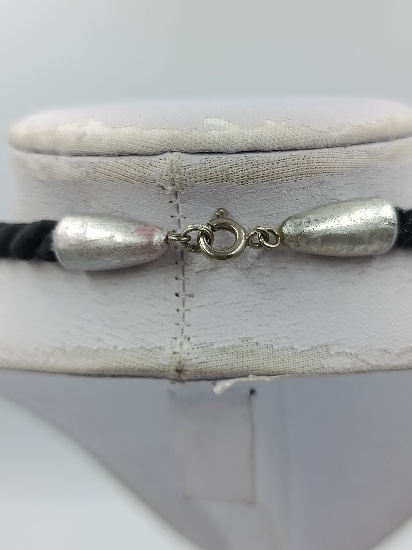 Statement Kette Schwarz Weiß große Elemente Kordel  moderner Design Schmuck