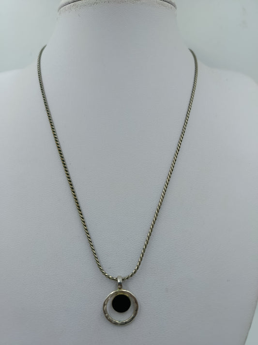 Silberfarbene Kette mit rundem Anhänger minimalistisch  elegant