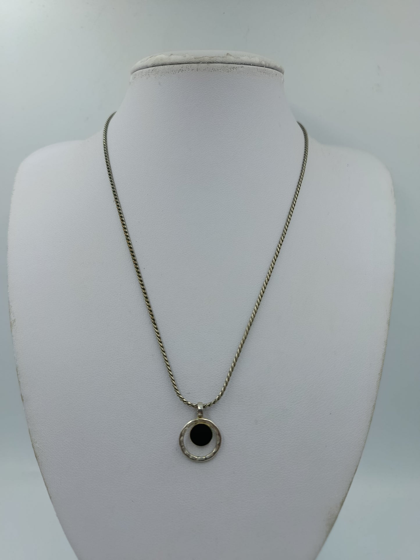 Silberfarbene Kette mit rundem Anhänger minimalistisch  elegant