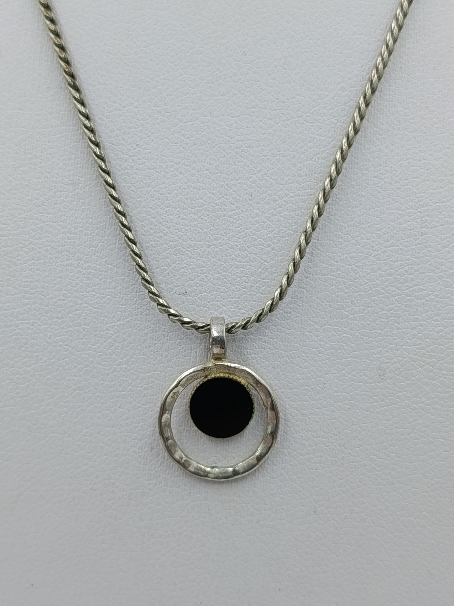Silberfarbene Kette mit rundem Anhänger minimalistisch  elegant