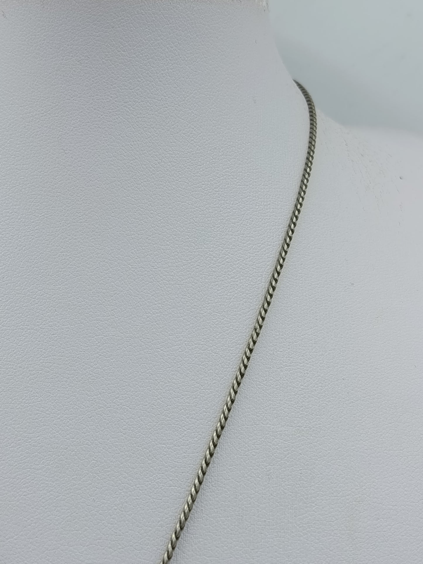 Silberfarbene Kette mit rundem Anhänger minimalistisch  elegant