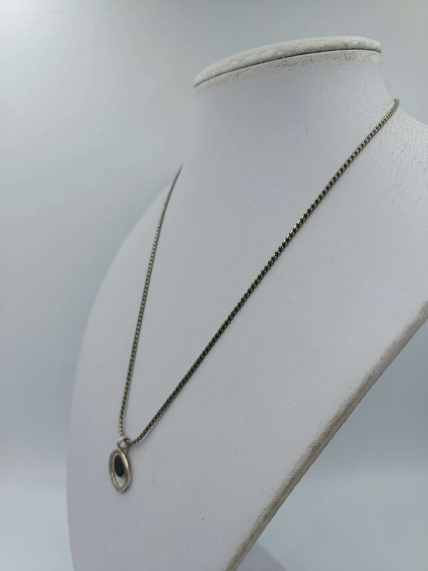 Silberfarbene Kette mit rundem Anhänger minimalistisch  elegant