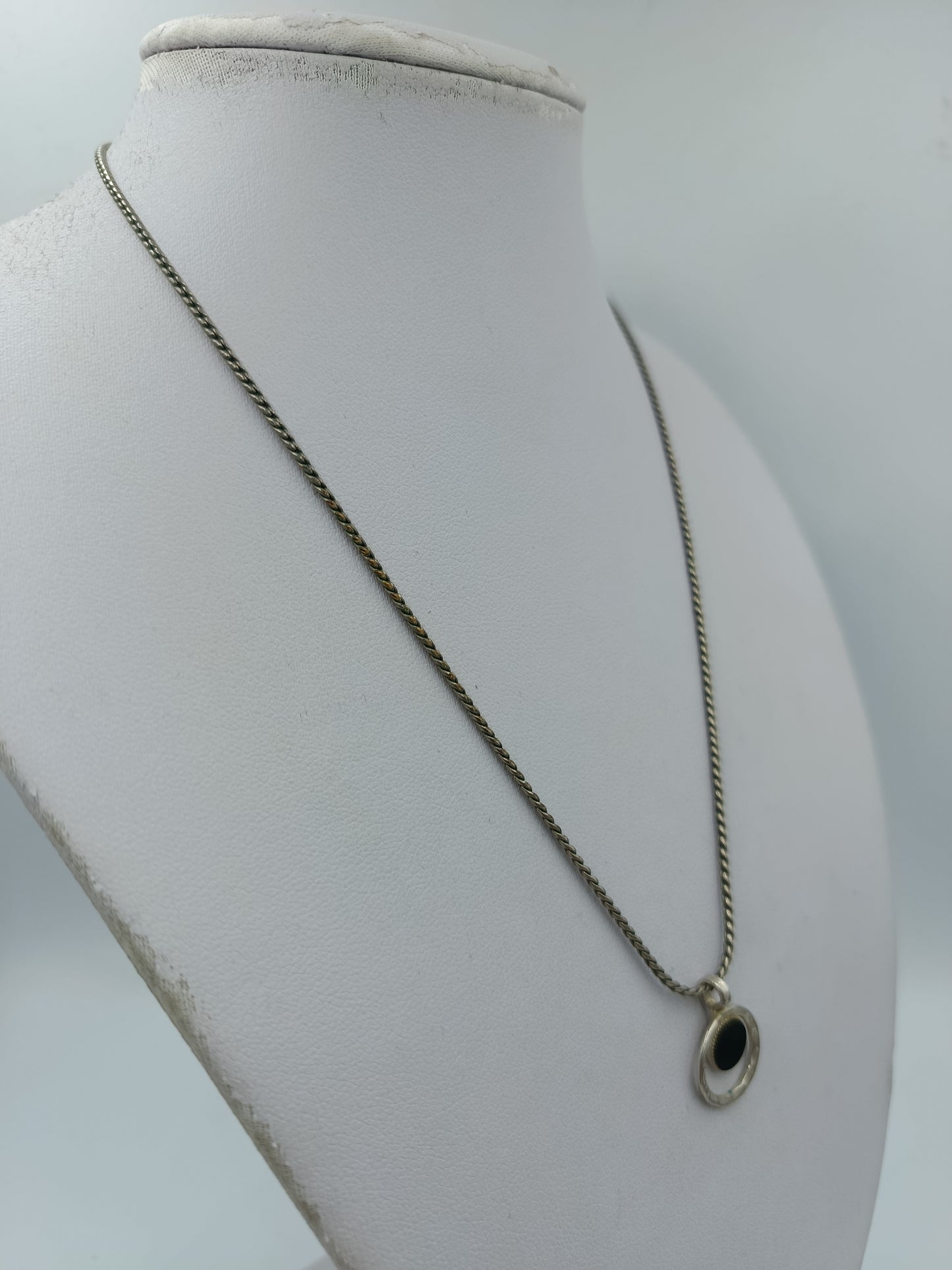 Silberfarbene Kette mit rundem Anhänger minimalistisch  elegant