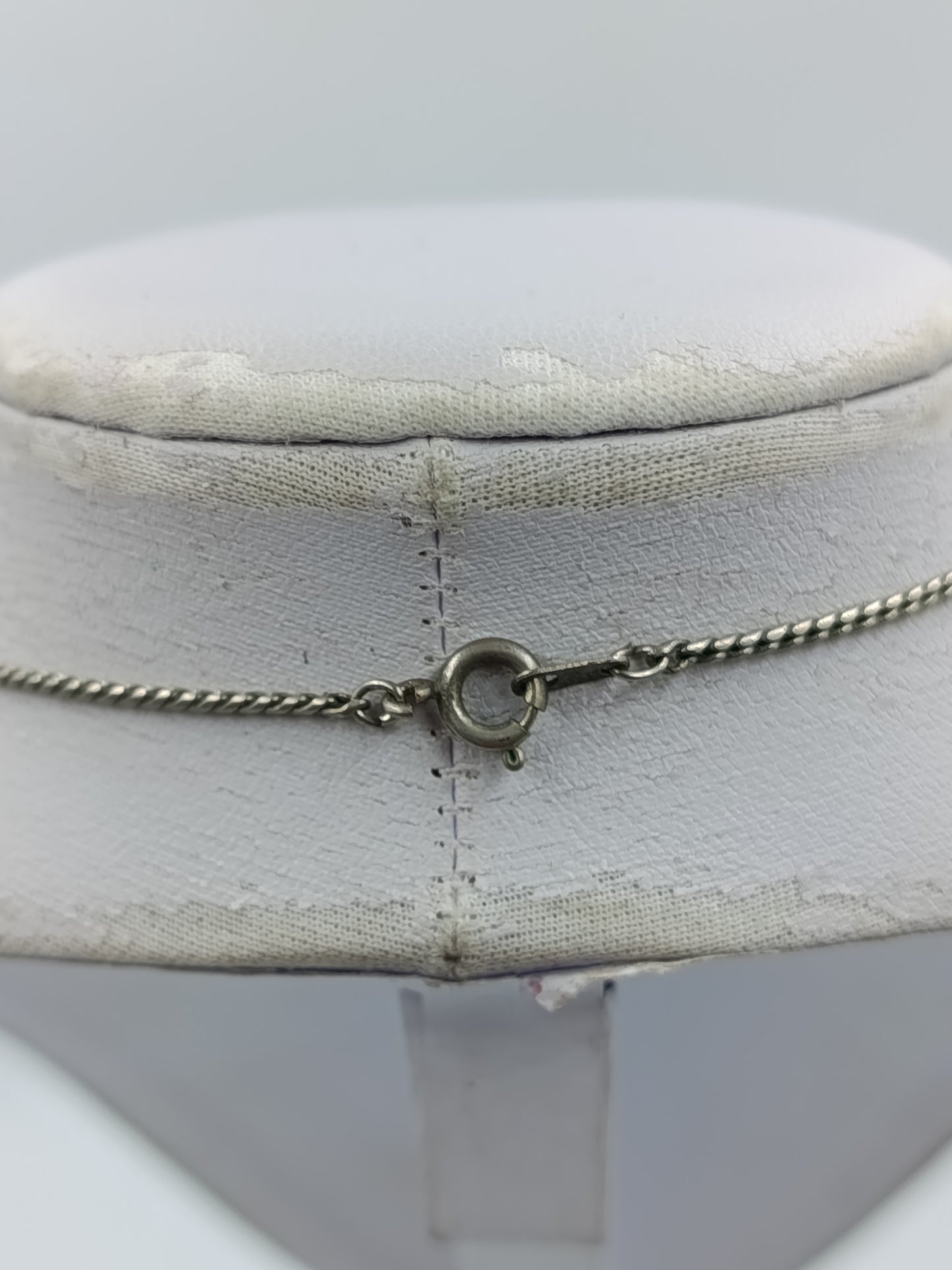 Silberfarbene Kette mit rundem Anhänger minimalistisch  elegant