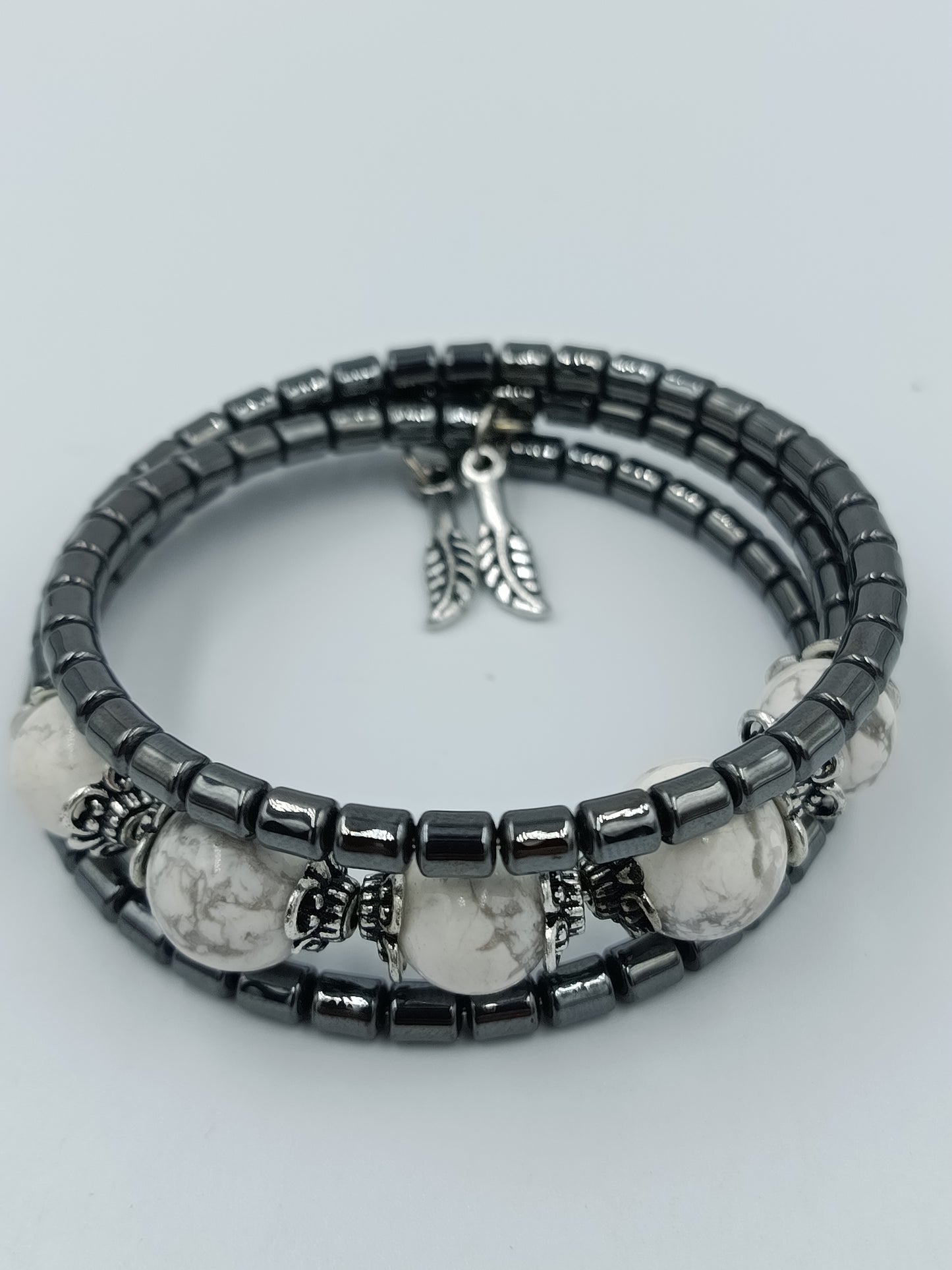 Doppel Armband mit Hämatit  weißen Naturstein Perlen  elastisch modern
