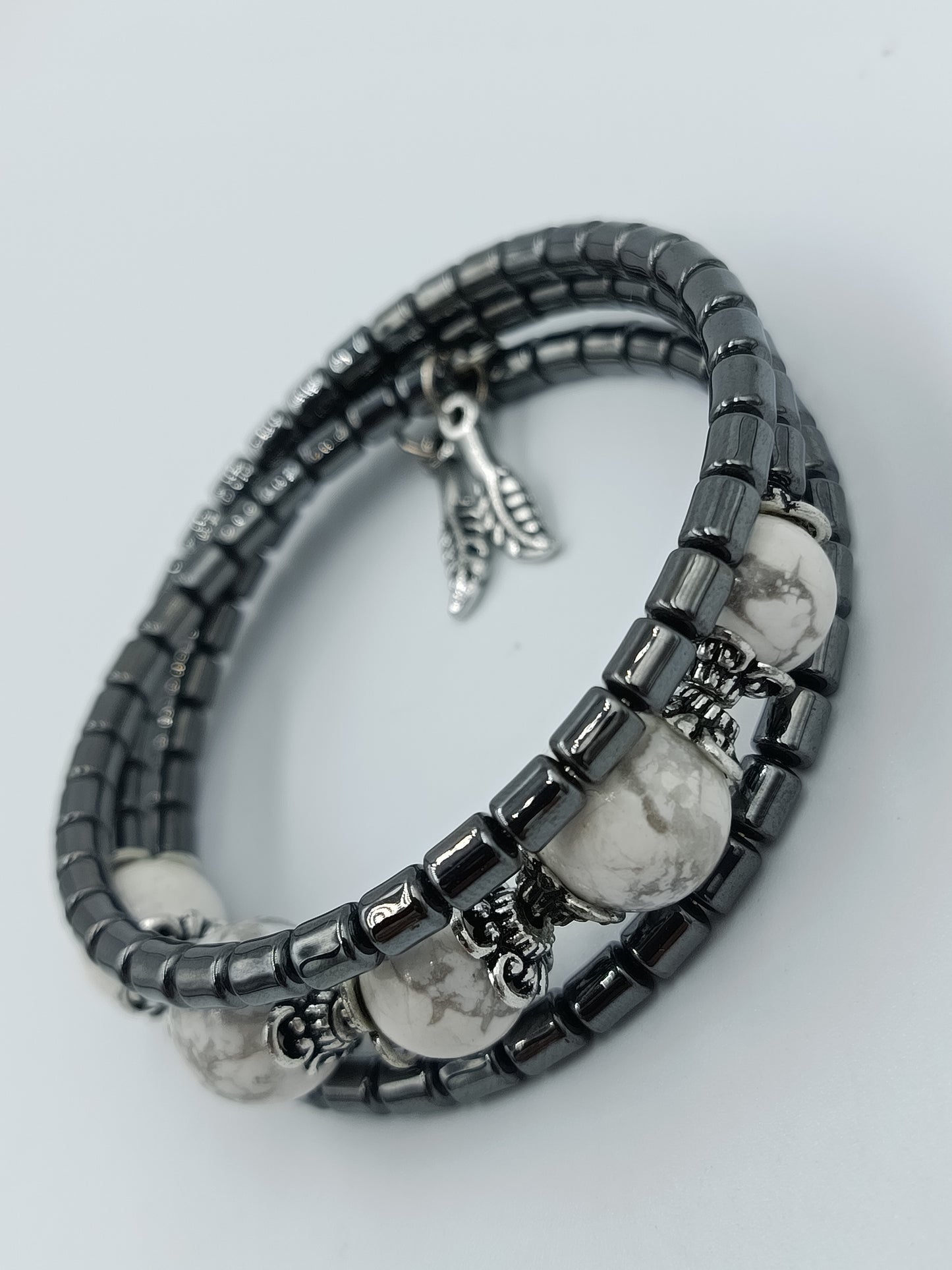 Doppel Armband mit Hämatit  weißen Naturstein Perlen  elastisch modern