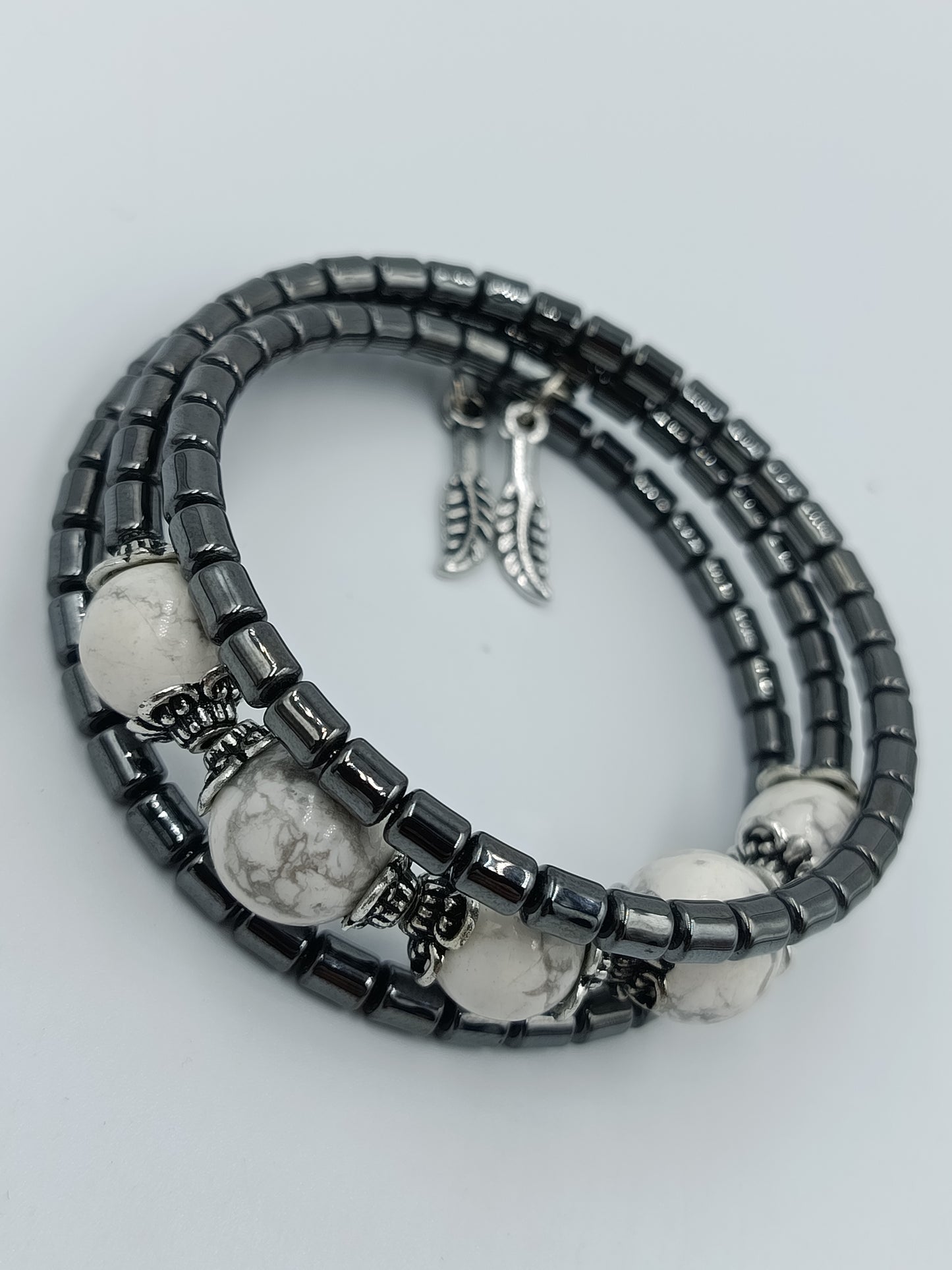 Doppel Armband mit Hämatit  weißen Naturstein Perlen  elastisch modern